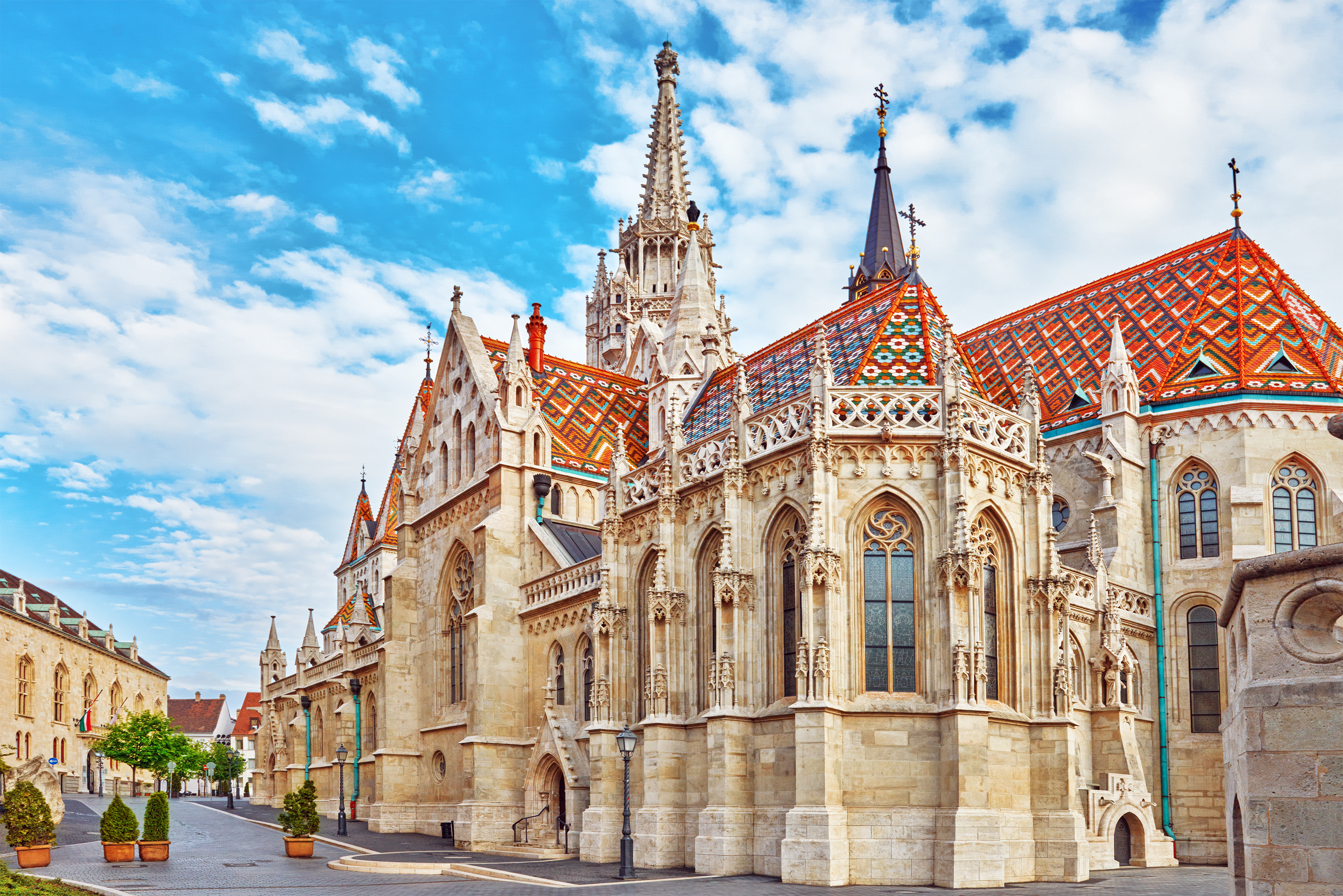 Smuk gotisk kirke med detaljeret stenarbejde og farverige tegltage i Budapest