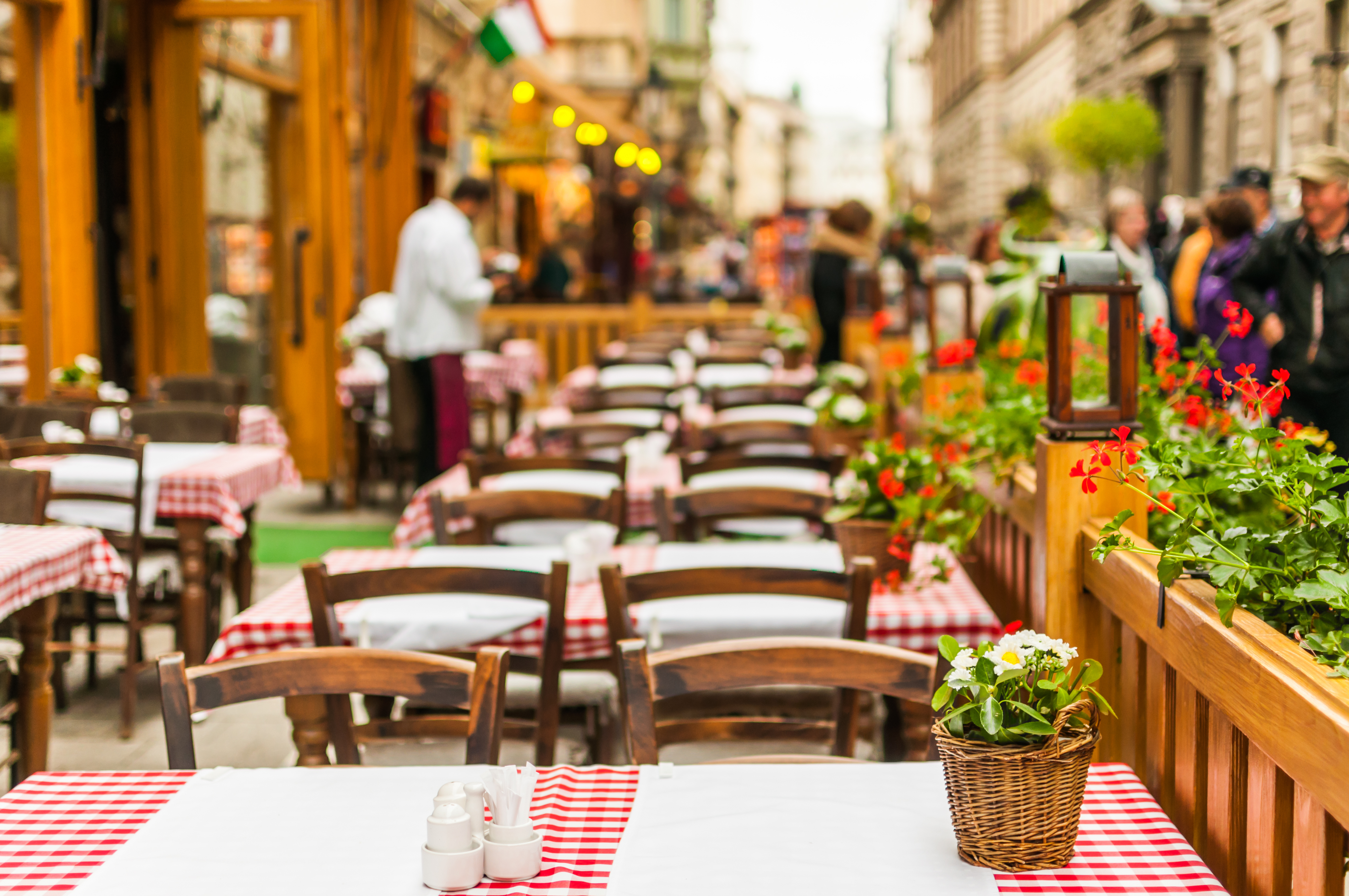Traditionel ungarsk café med udendørs servering og ternede duge i Budapests centrum