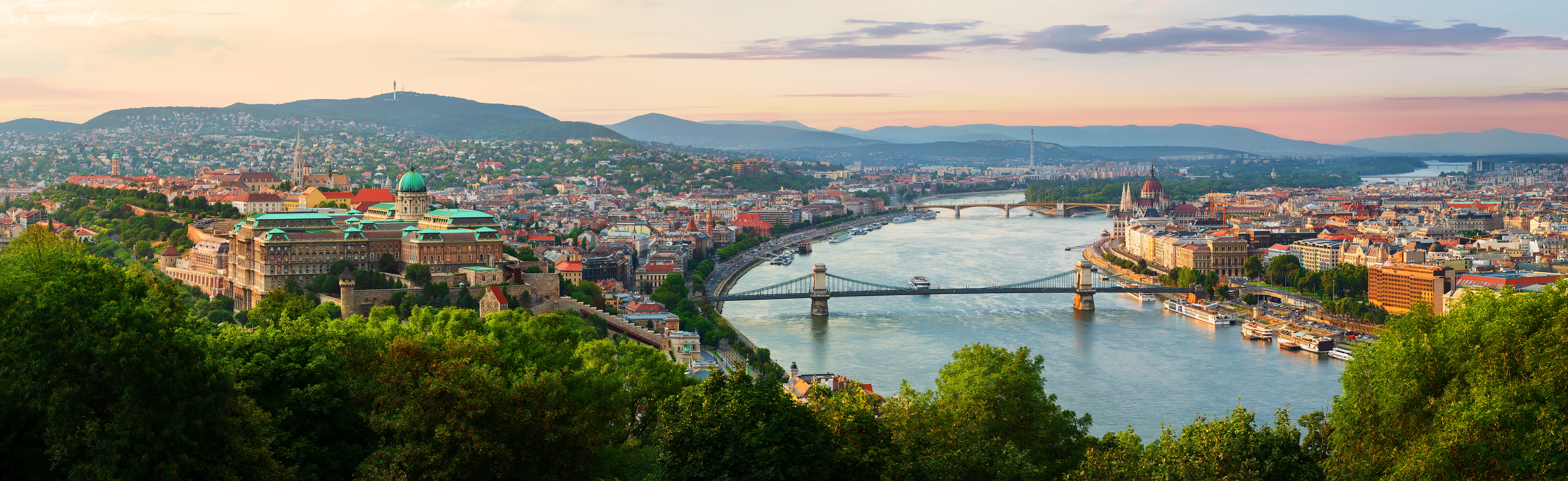 Fantastisk panoramaudsigt over Budapest med flod, broer og bjerge i aftenbelysning