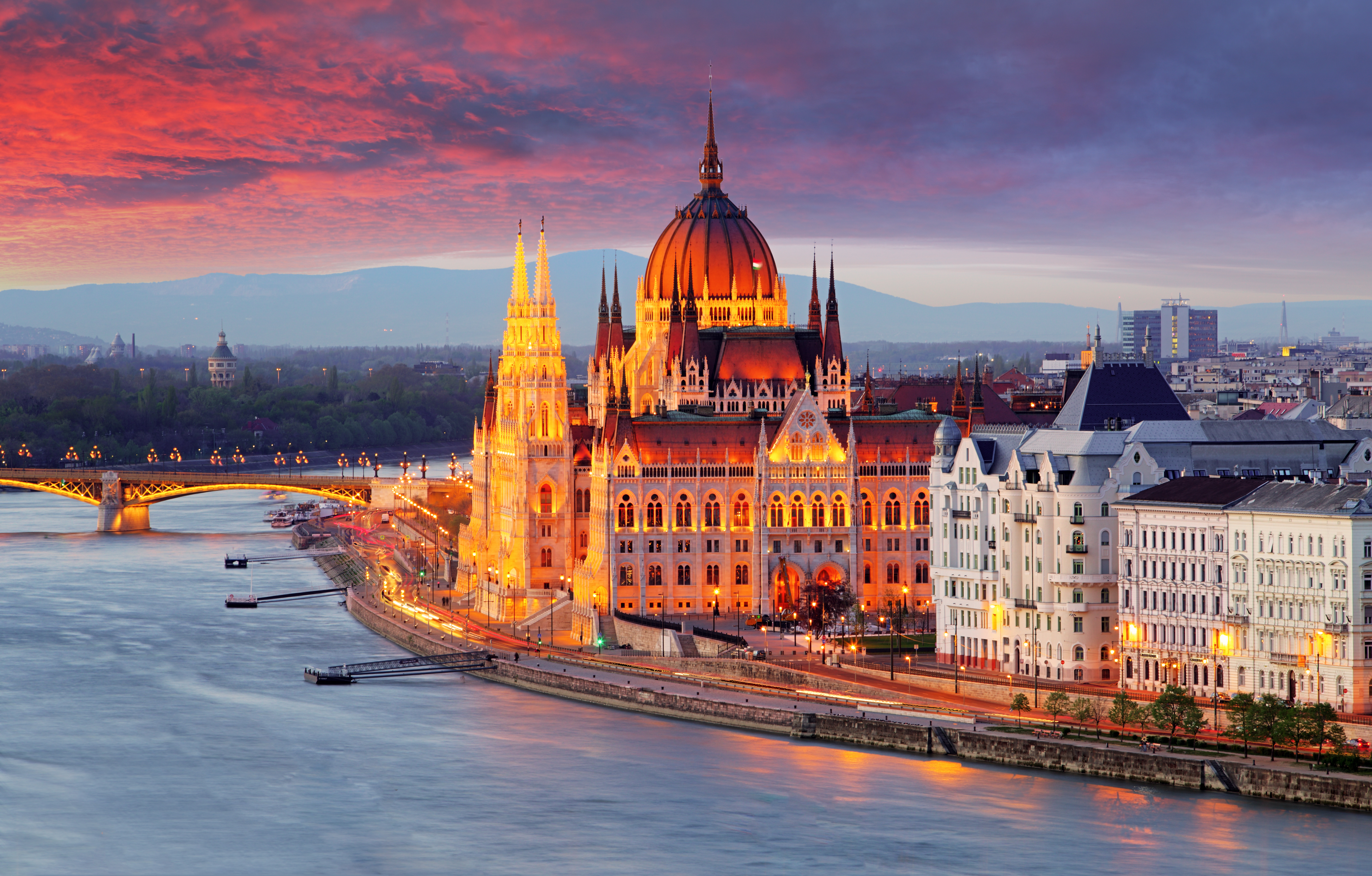 Det berømte ungarske parlamentshus ved Donau i Budapest under dramatisk aftenhimmel