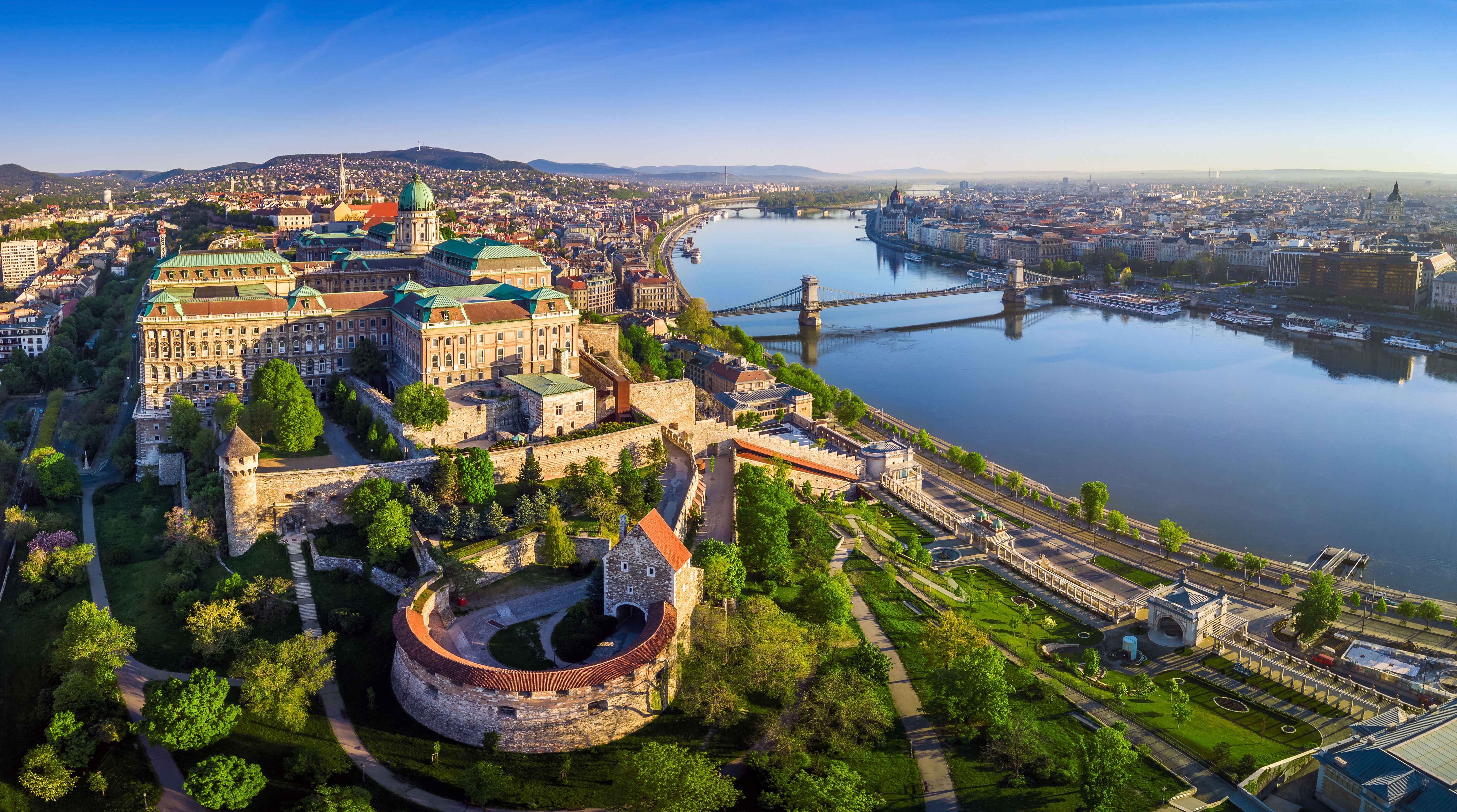 Kongeslottet i Budapest ved Donau floden set fra luften