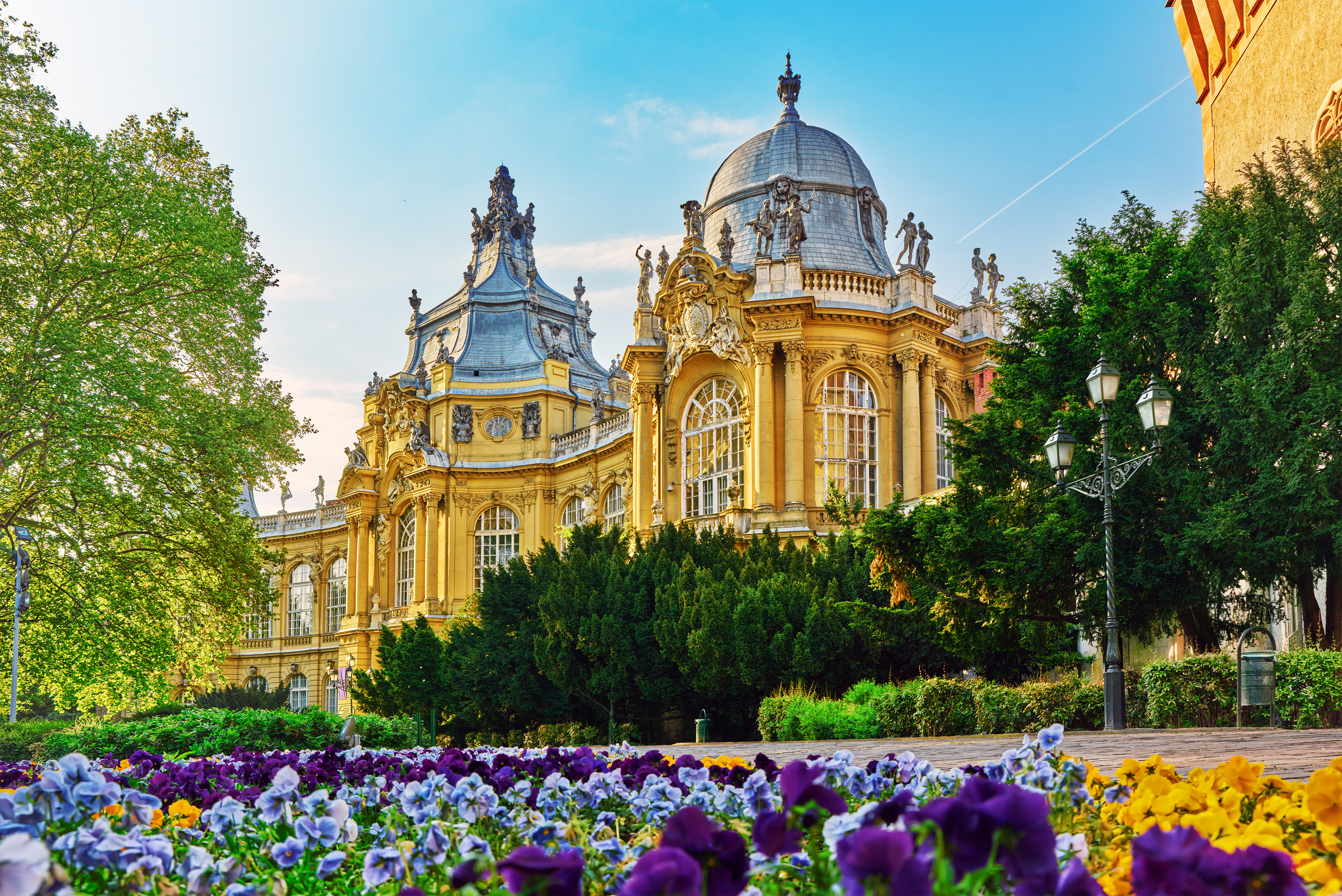Den berømte seværdighed Vajdahunyad slot med sin gotiske og barokke arkitektur i Budapests bypark, fotograferet i smukt solskin