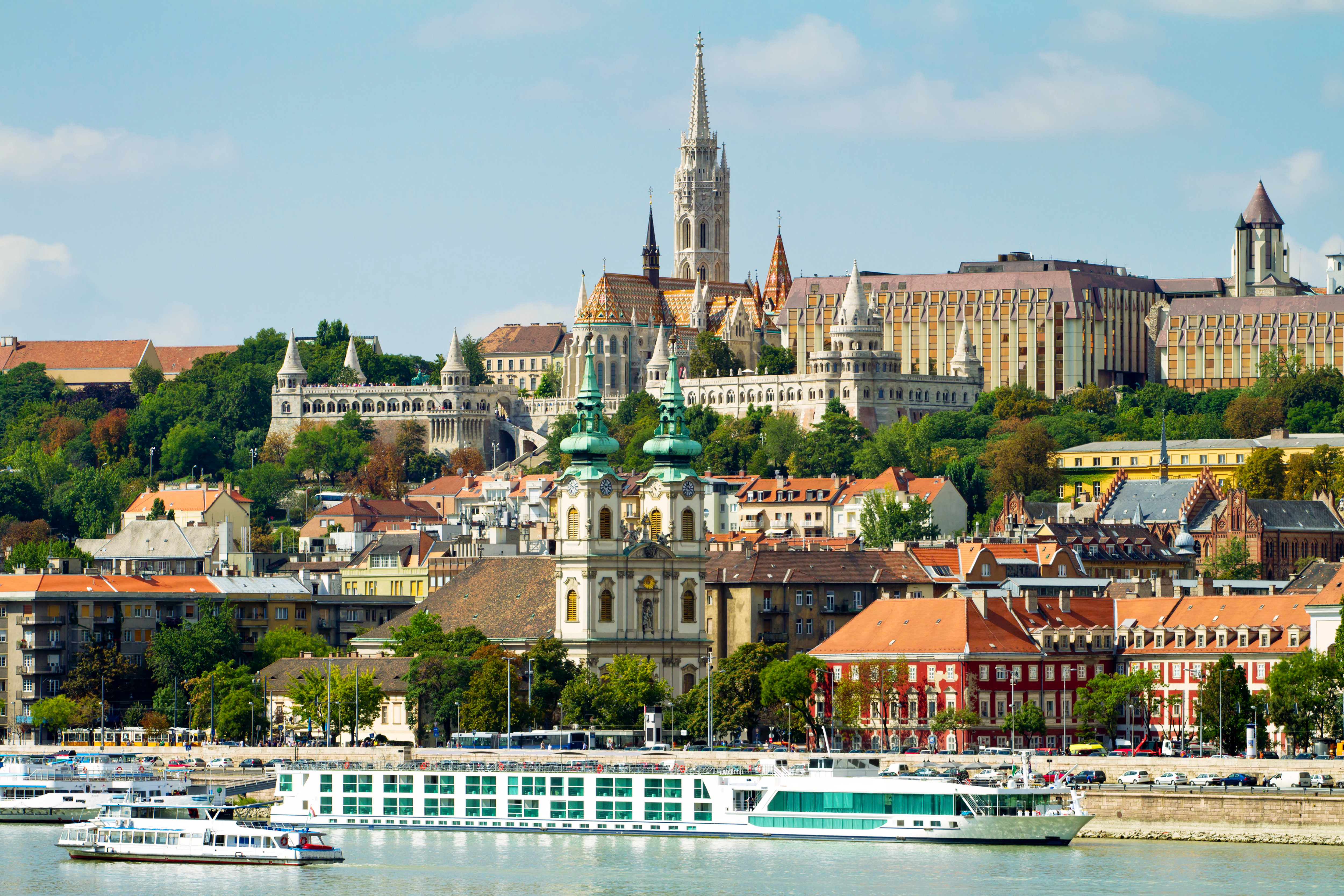 Buda Castle og Matthias Kirke i Budapest med krydstogtskib på Donau