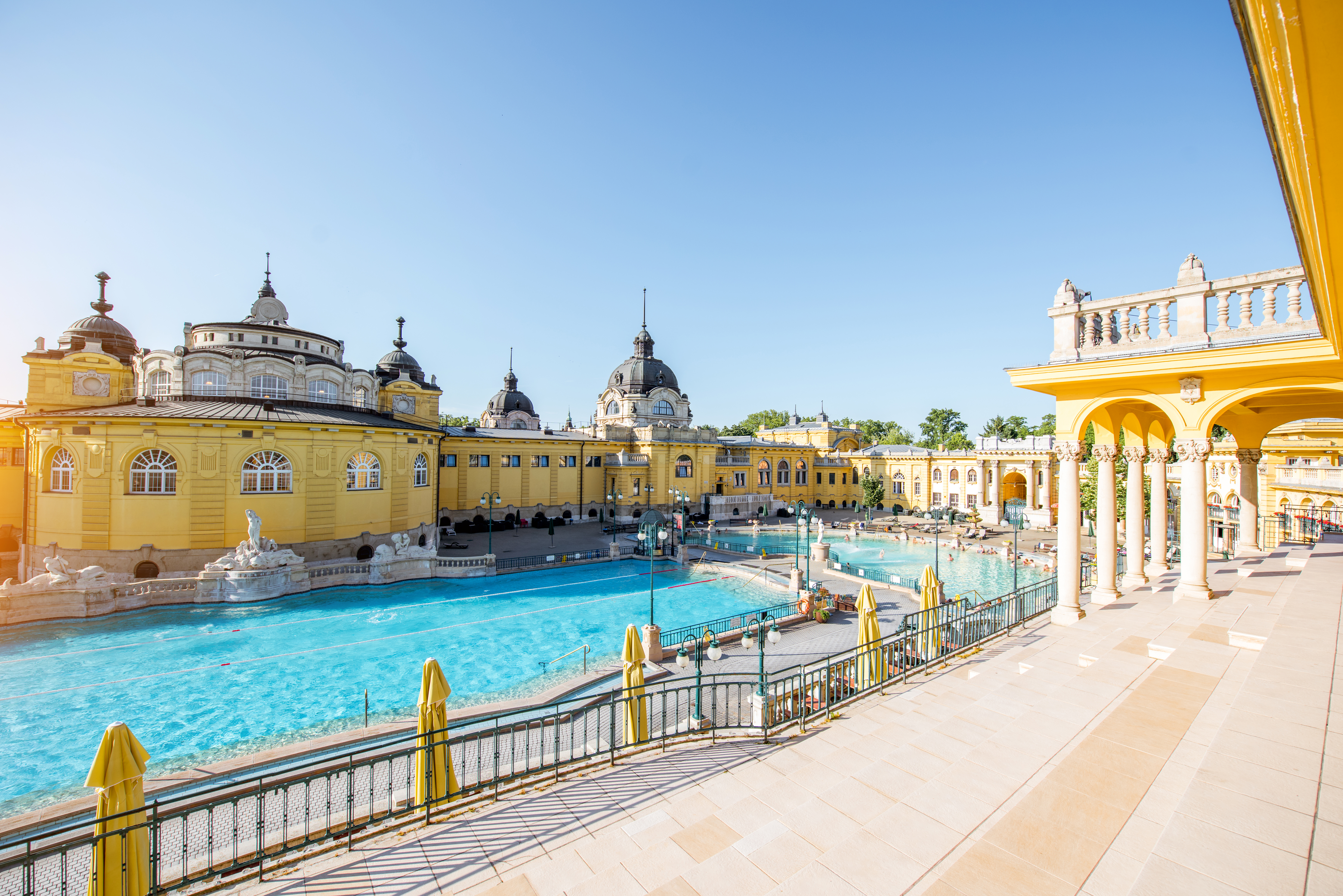 Szechenyi varme kilder spa med barok arkitektur og svømmebassiner i Budapest