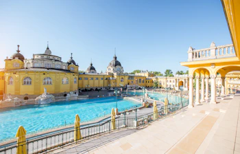 Szechenyi varme kilder spa med barok arkitektur og svømmebassiner i Budapest