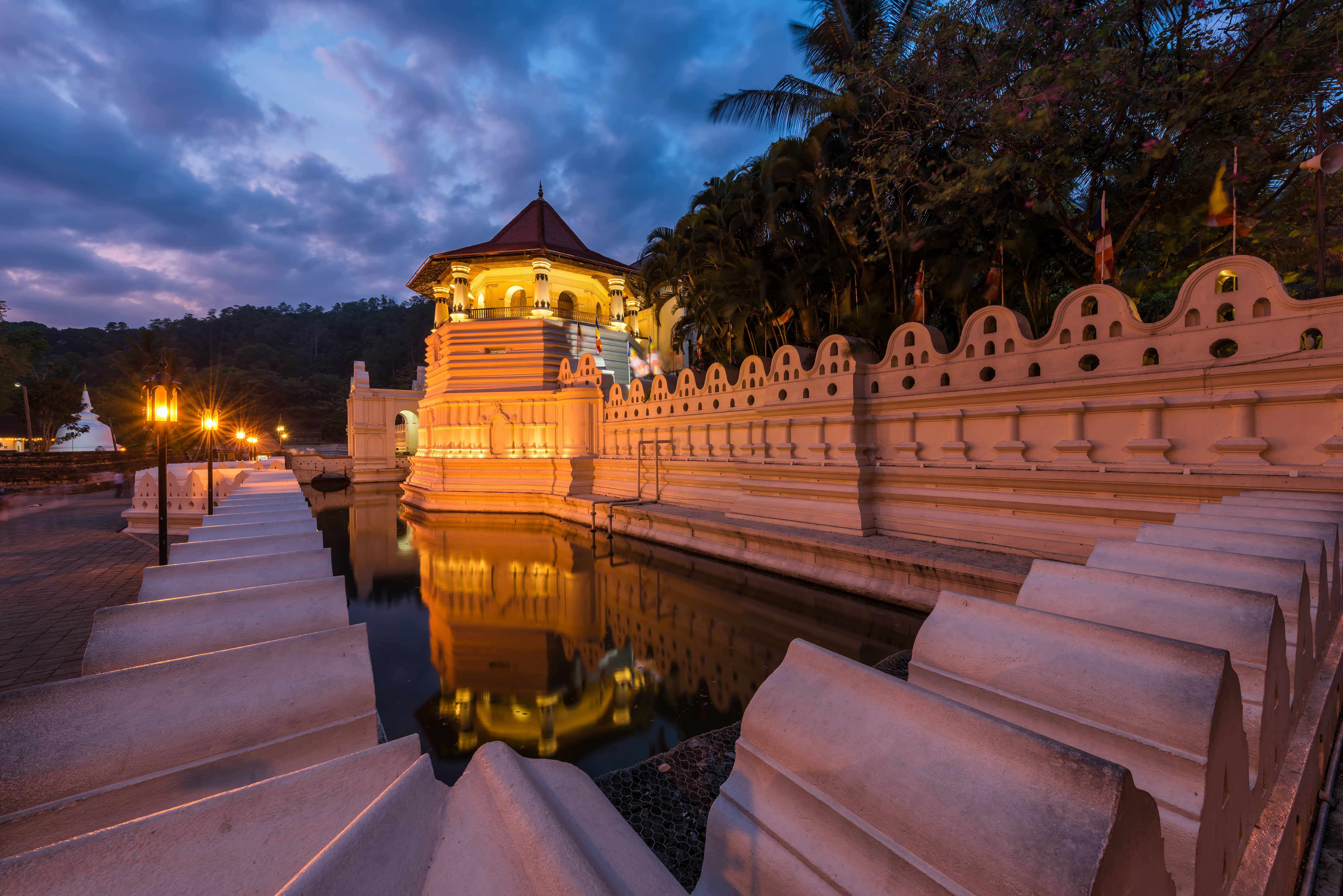 Buddhistisk tempel i Kandy Sri Lanka med dramatisk himmel og vandrefleksioner