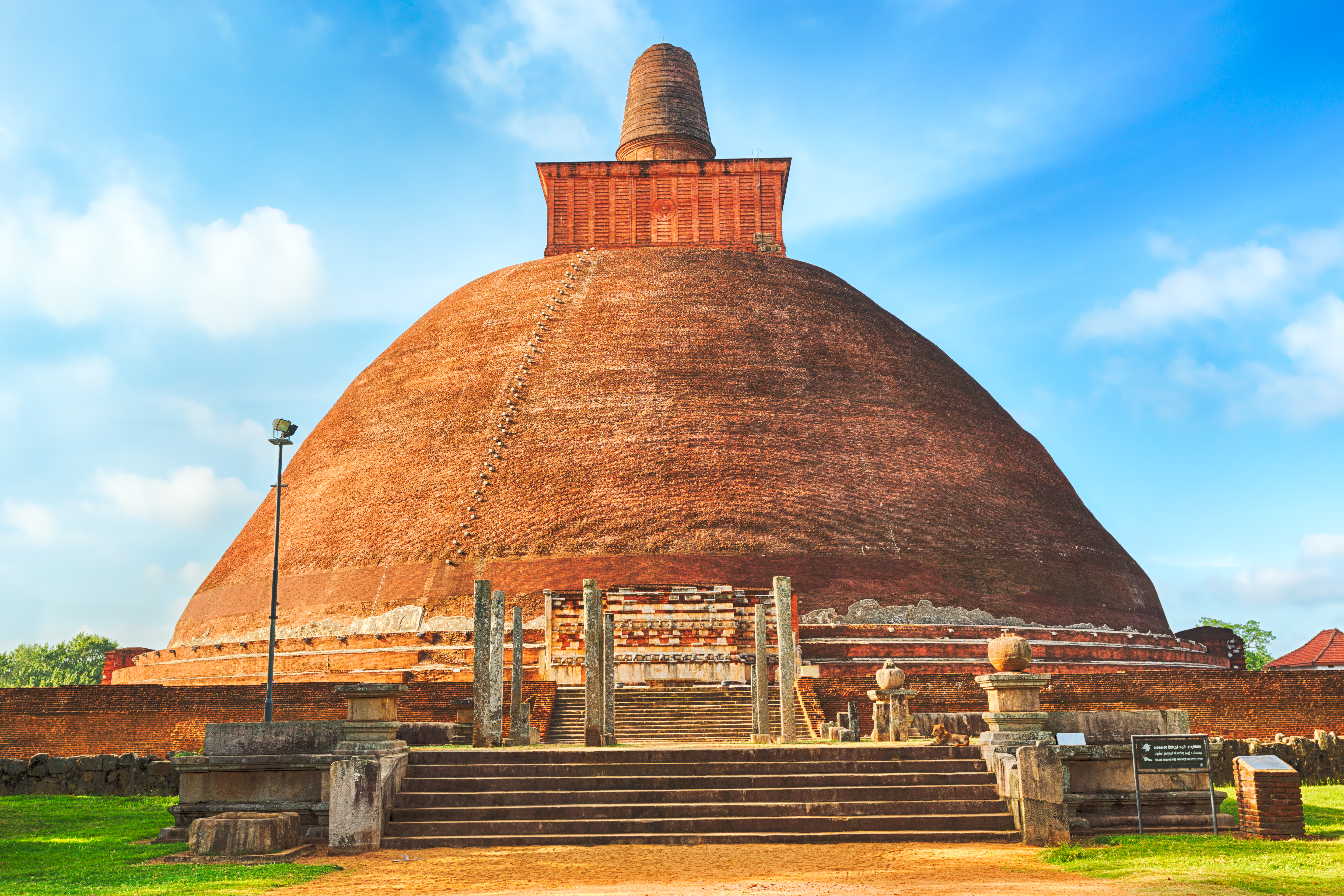 Imponerende buddhistisk stupa i Anuradhapura nationalpark, Sri Lanka