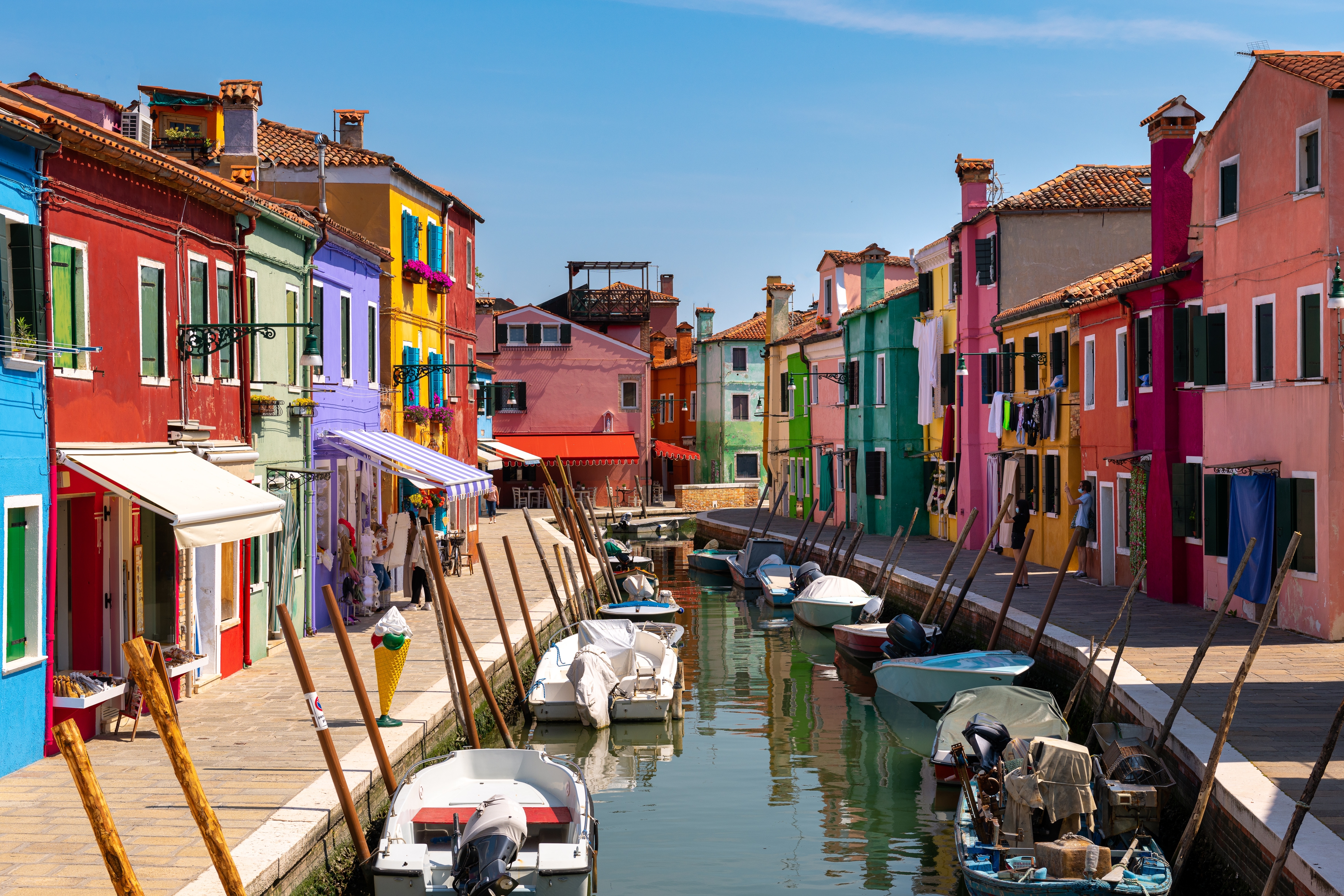 Romantiske farvede huse ved kanal på den berømte Burano ø i Venedig