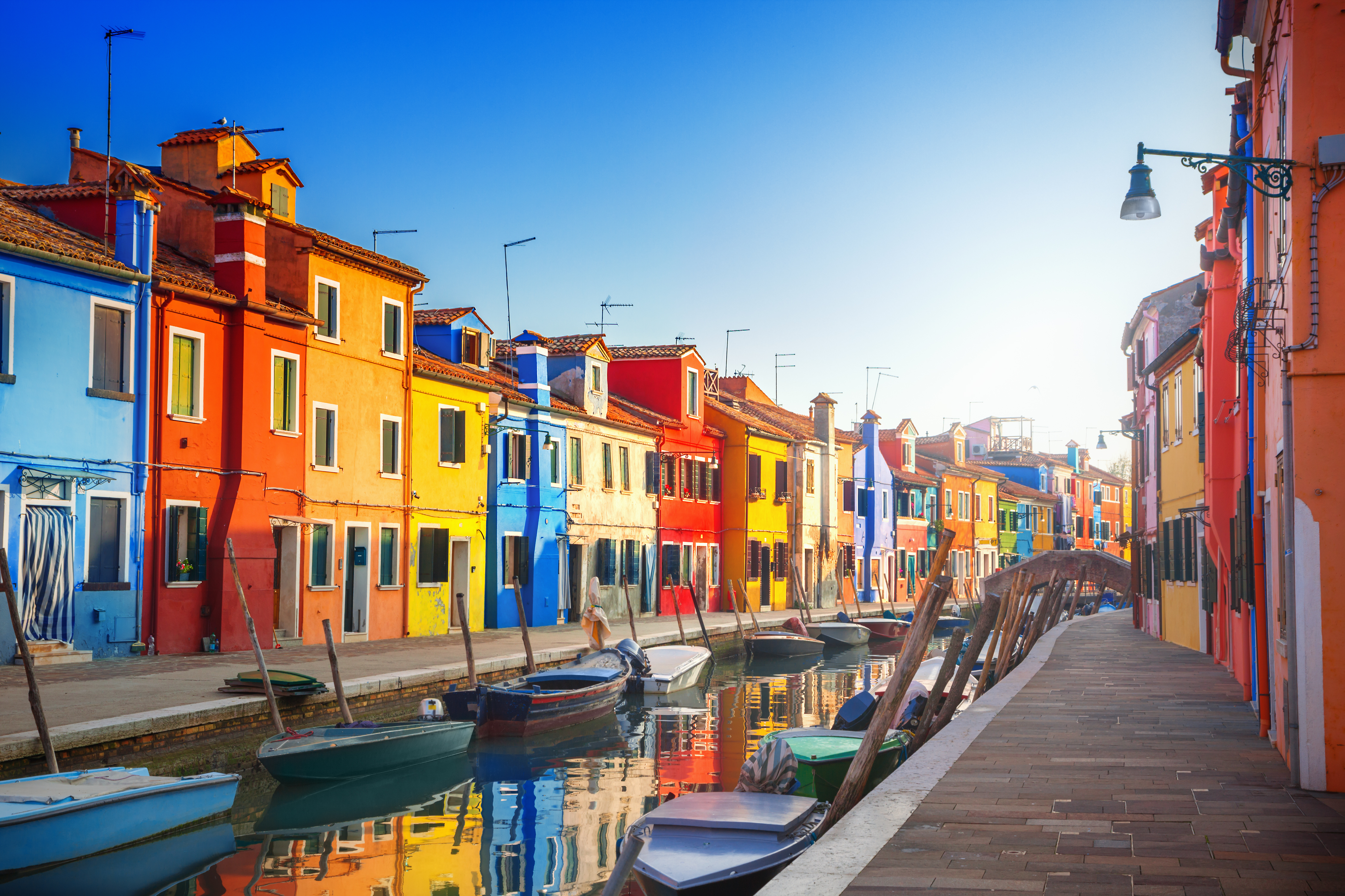 Smukke farverige huse og traditionelle både i Burano Italien