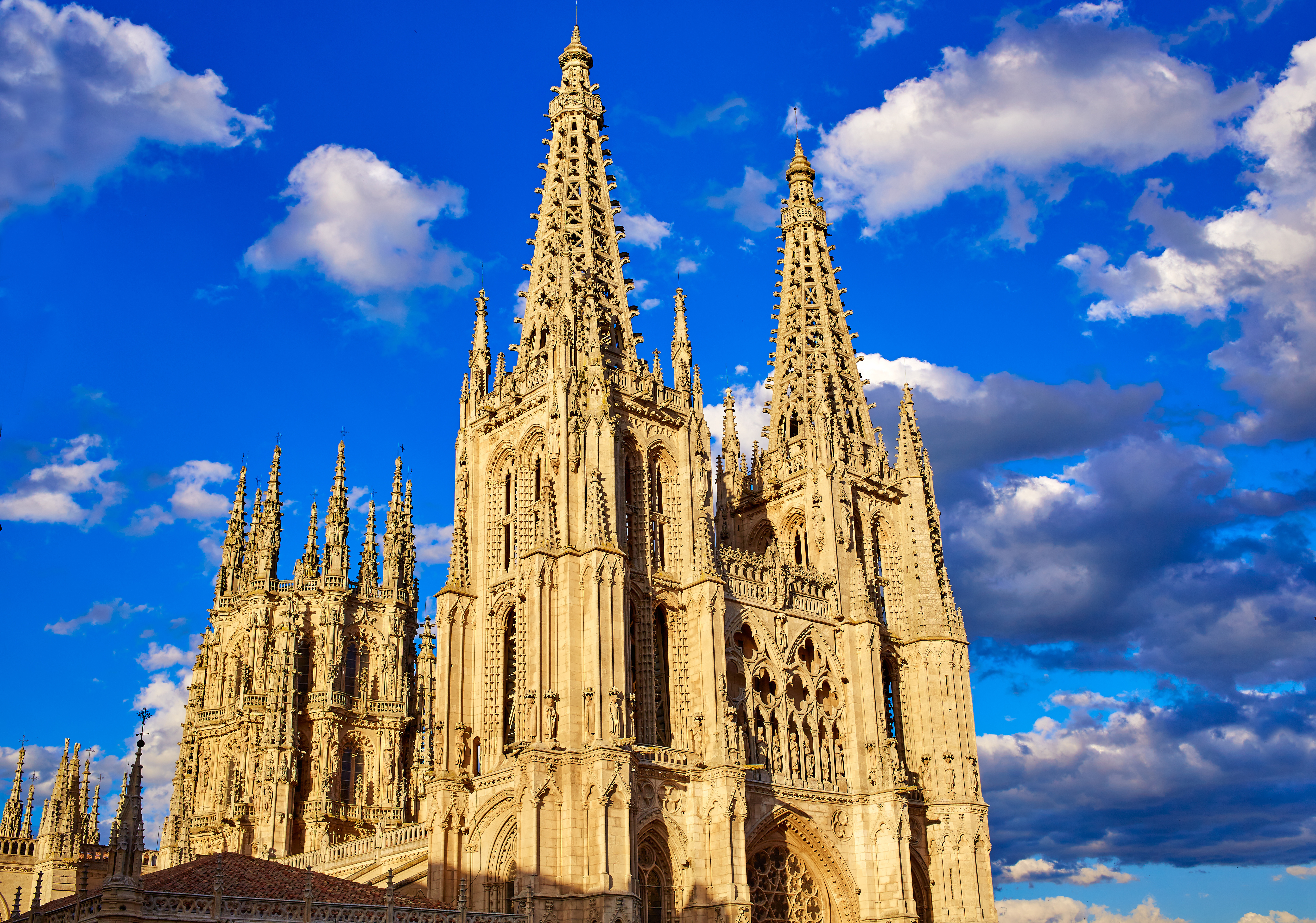 Gotisk Burgos Katedral med imponerende sten arkitektur i Spanien