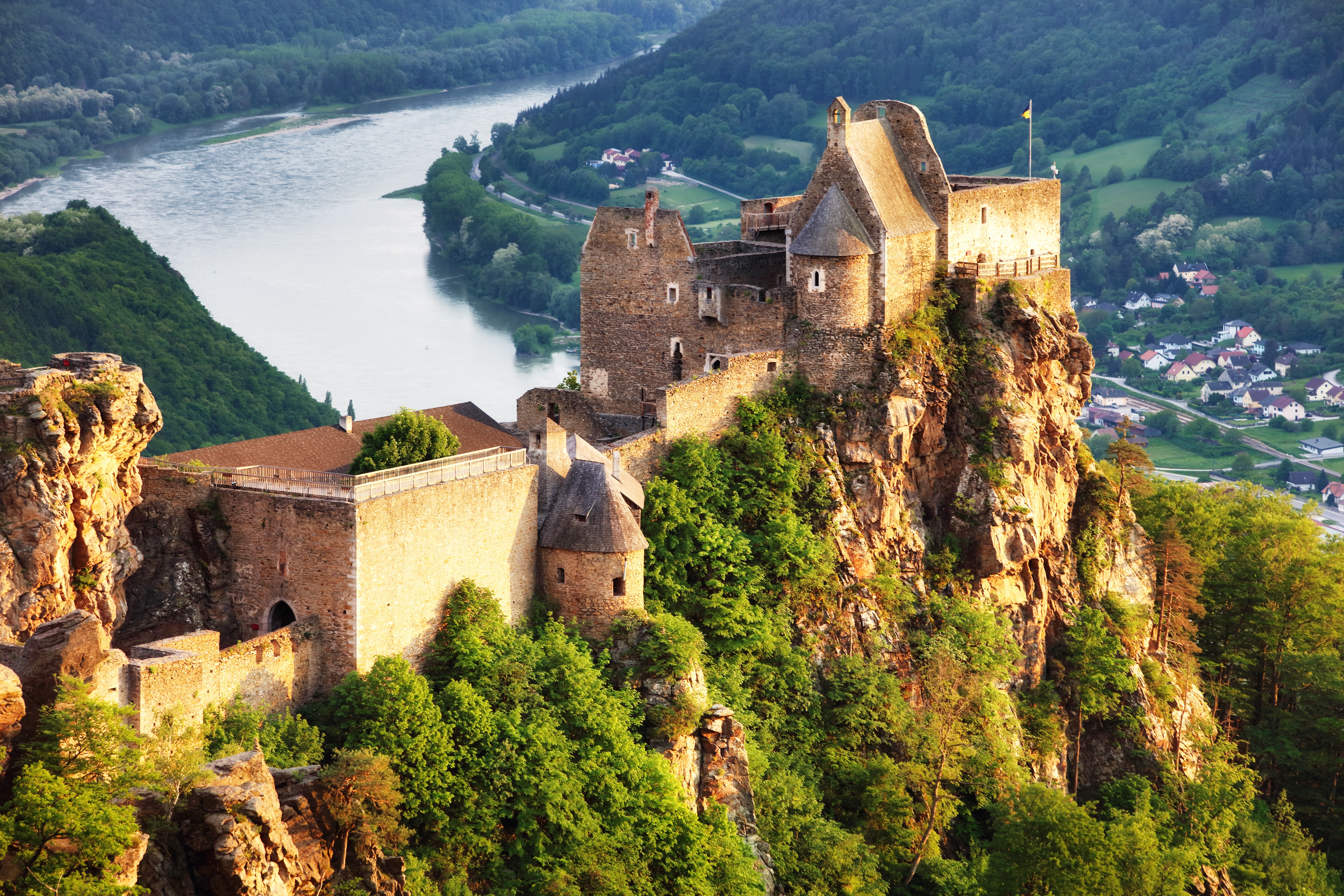 Imponerende slotsruin på stejl klippe med panoramaudsigt over Donau i Østrig