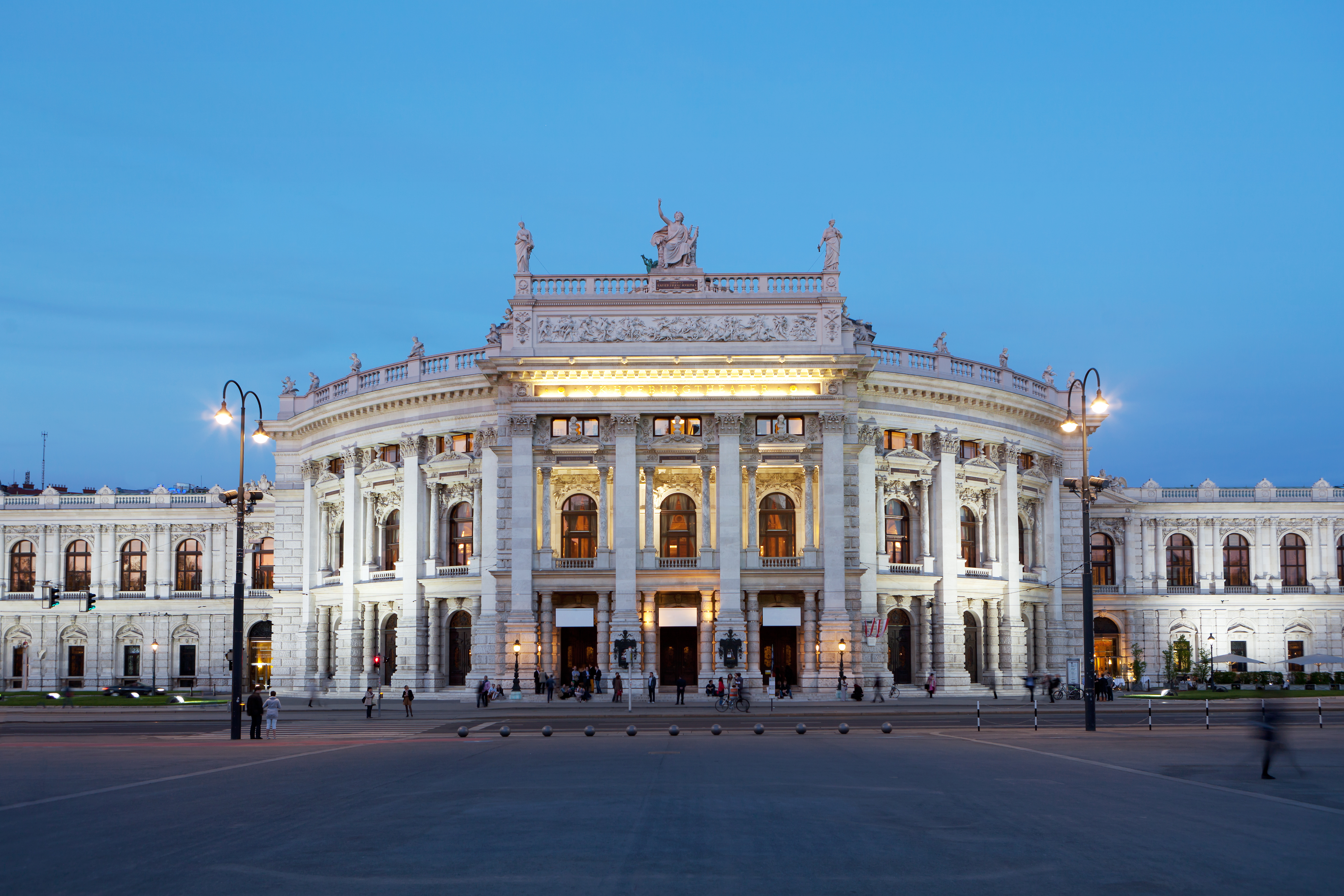 Burgtheater i Wien oplyst ved skumring, en klassisk seværdighed langs den historiske Ringstrasse i Østrig