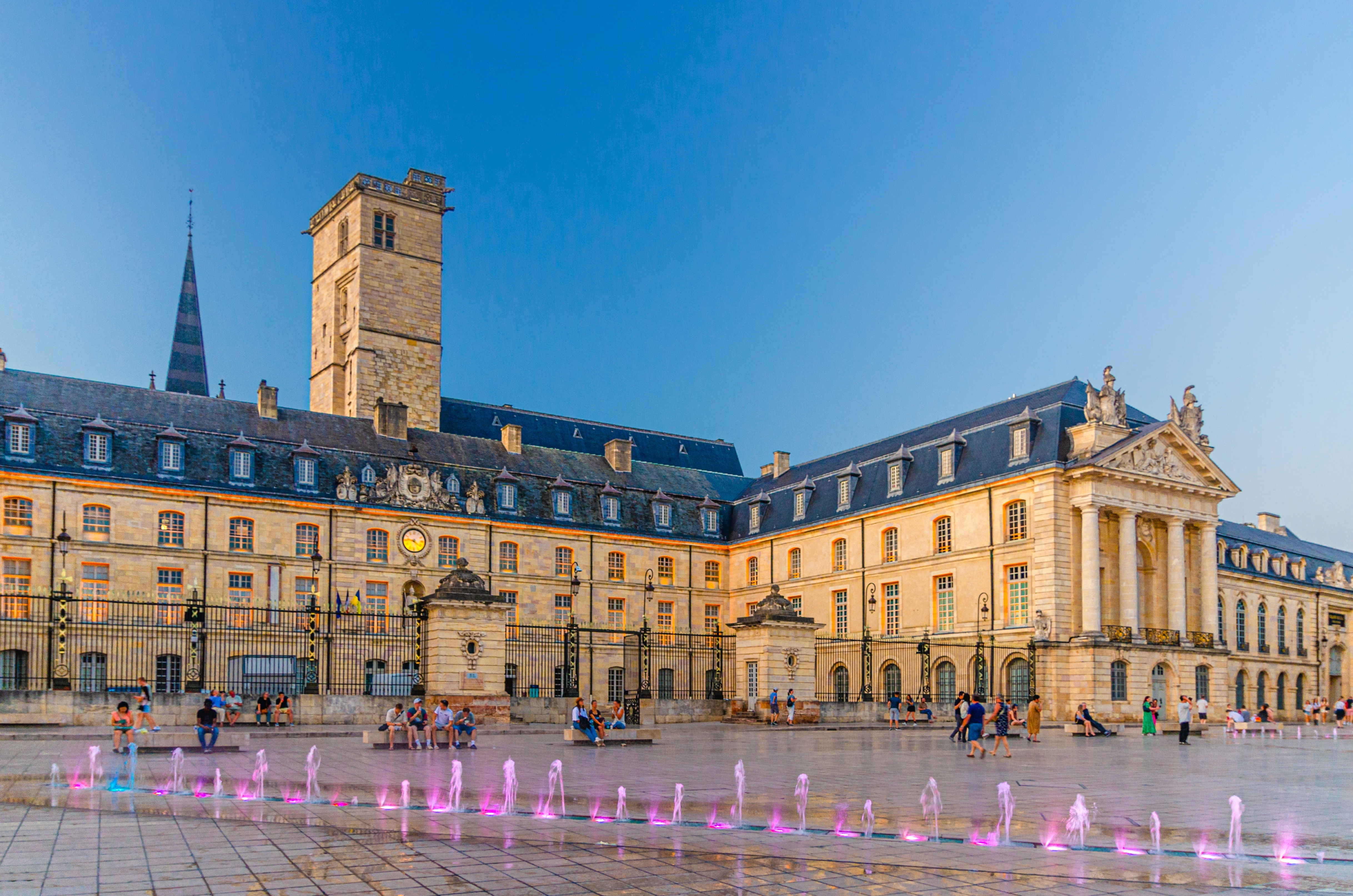 Burgundisk hertugpalads i Dijon med lysende fontaene ved solnedgang