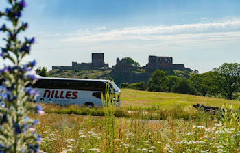 En NillesGislev bus der holder foran Hammershus, Bornholm