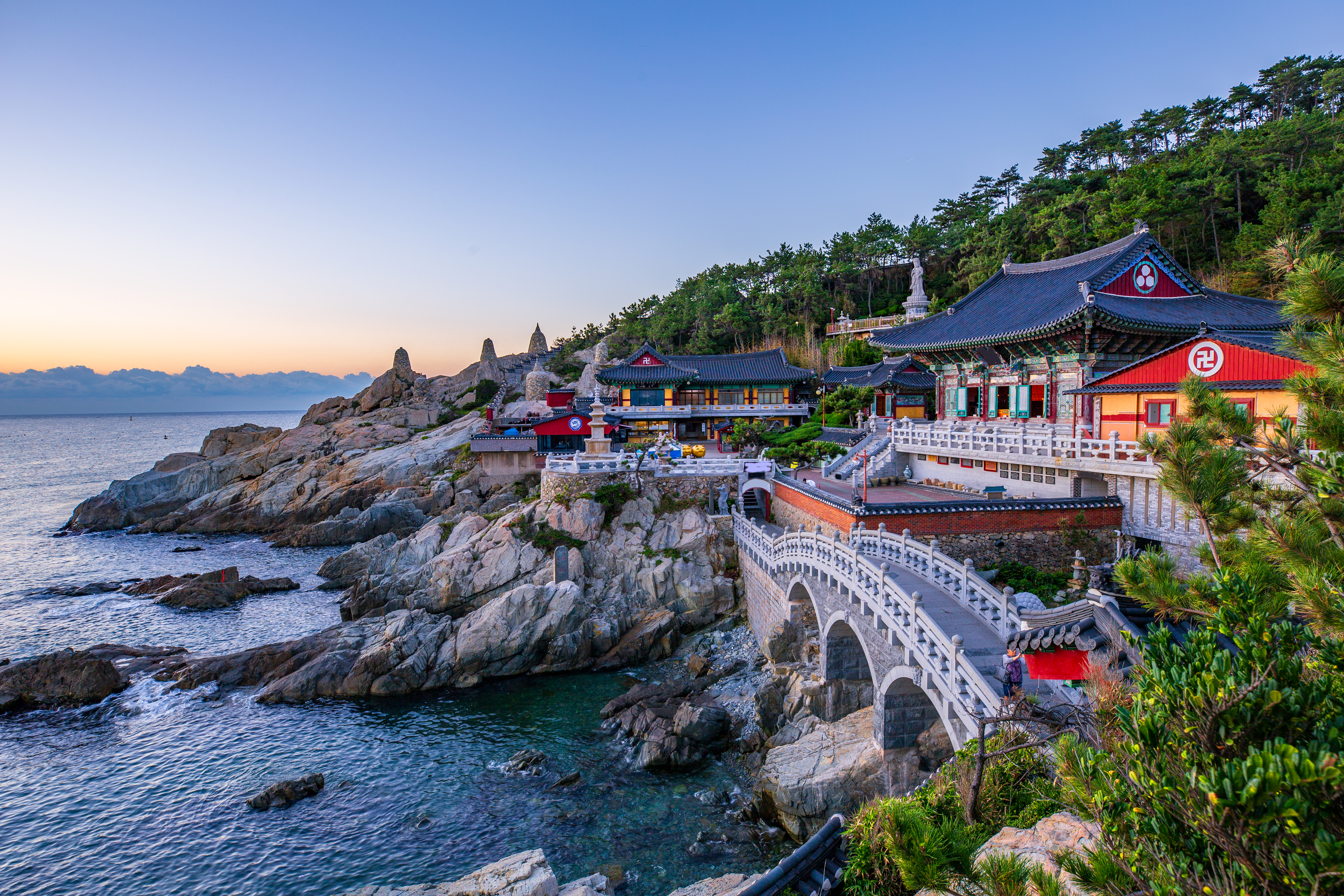 Fascinerende Yonggungsa tempel ved Haeundae-kysten i Busan, en kulturel perle i Sydkorea med betagende havudsigt