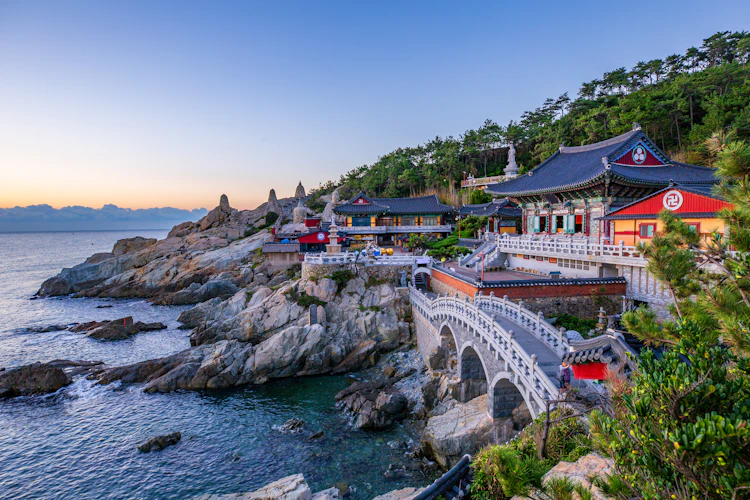 Fascinerende Yonggungsa tempel ved Haeundae-kysten i Busan, en kulturel perle i Sydkorea med betagende havudsigt