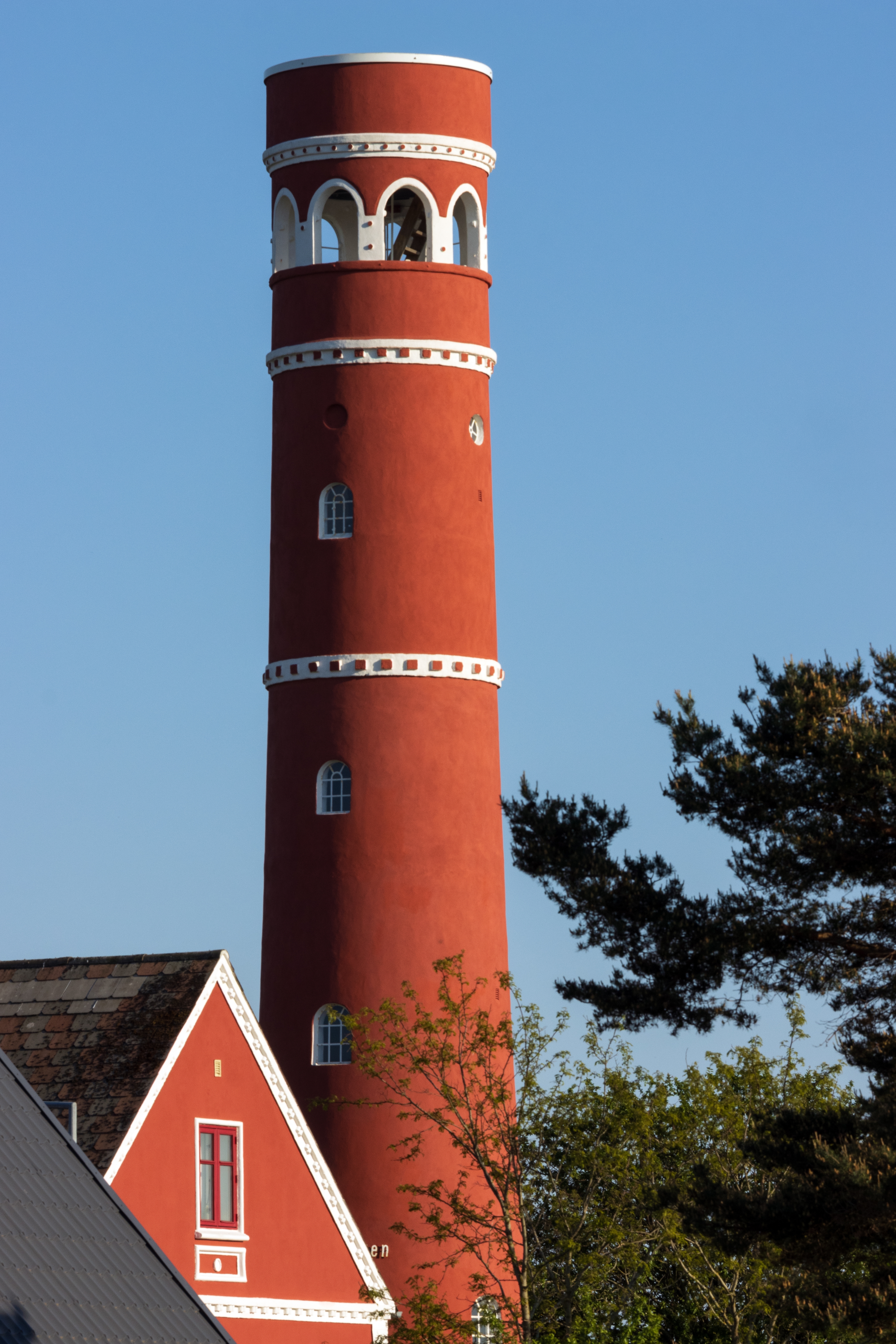 Læsø Tårnet i Byrum på Læsø – et markant rødt tårn der dominerer landsbyen og omgivelserne