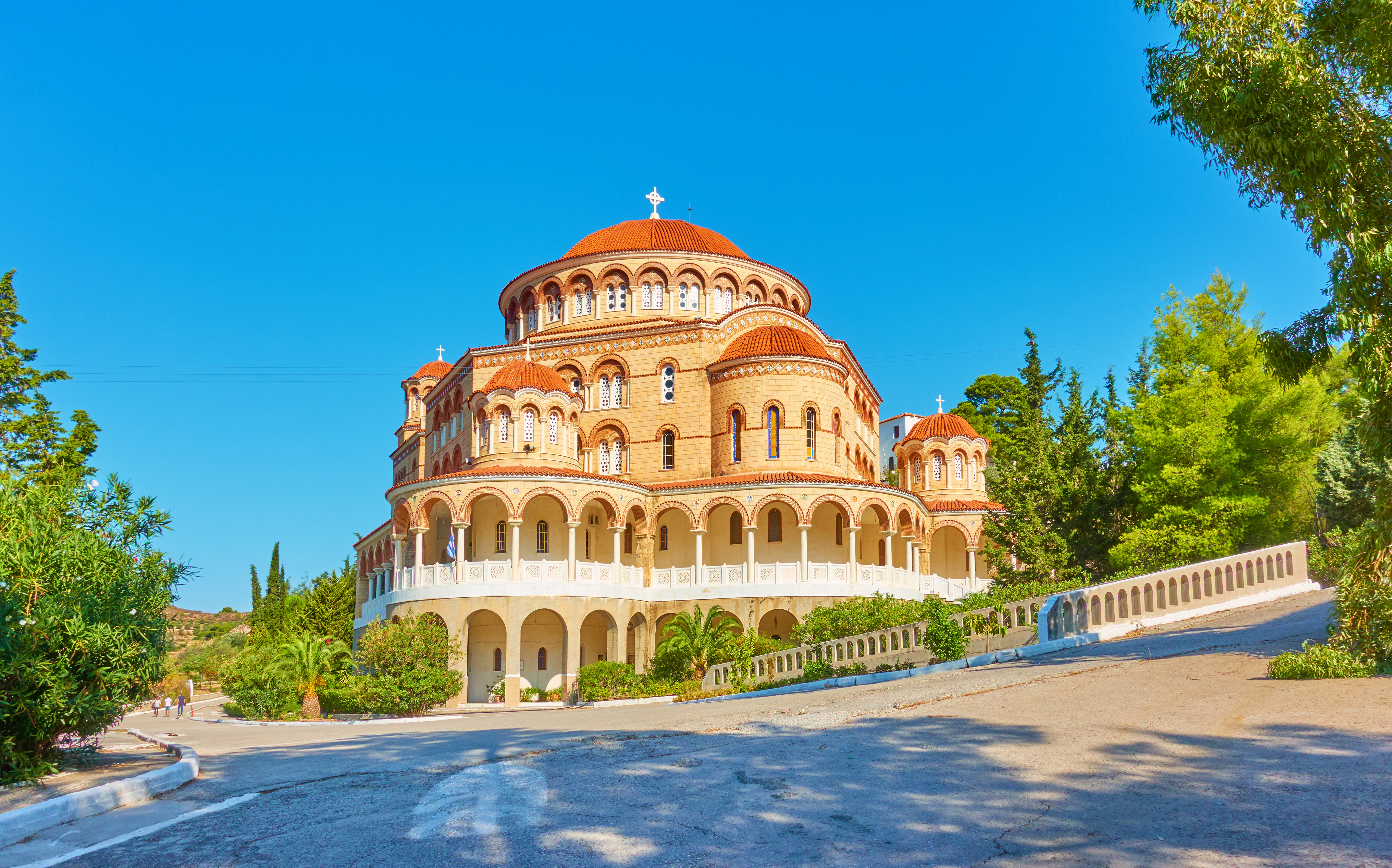 Majestætisk byzantinsk kirke og kloster på Aegina i de Saroniske øer, Grækenland