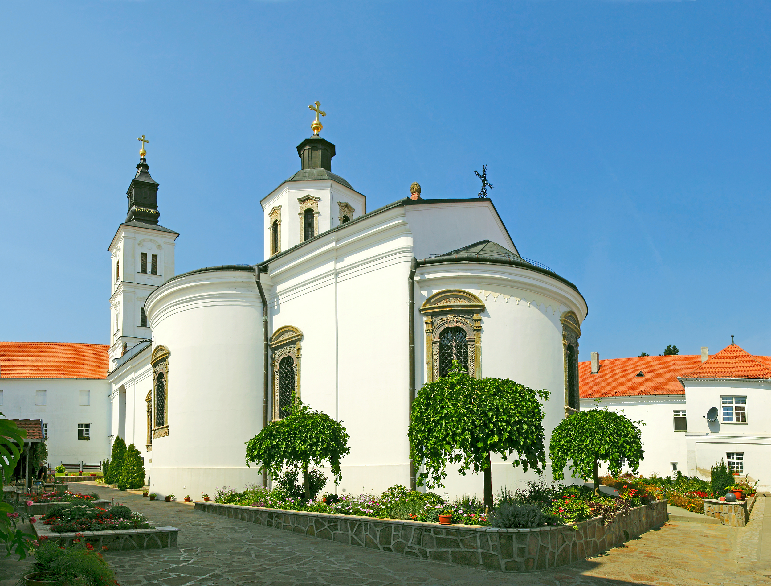 Byzantinsk klosterarkitektur med kupler og kirketaarn på Balkan
