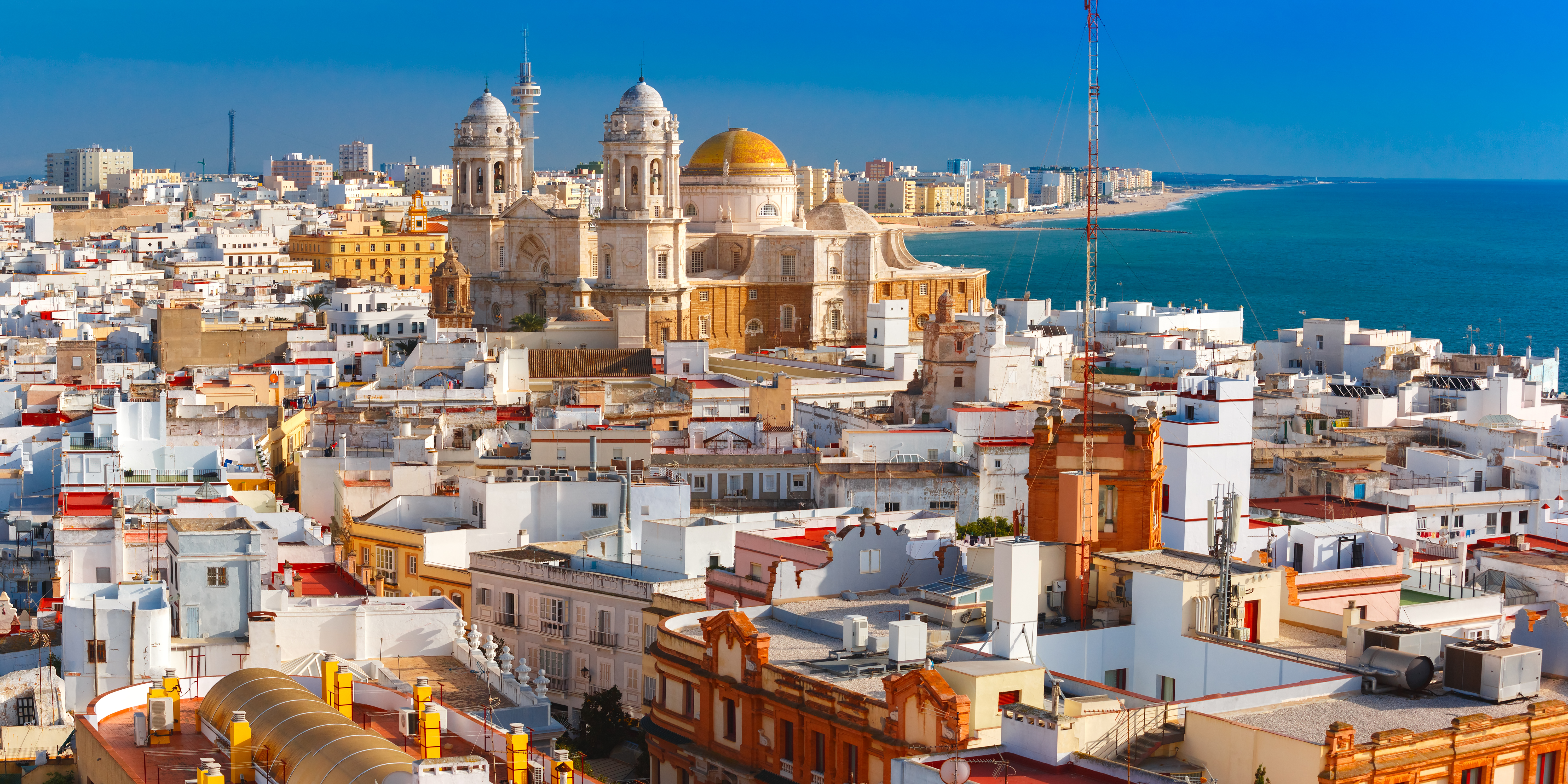 Cadiz katedral og byens hvide arkitektur ved Middelhavet