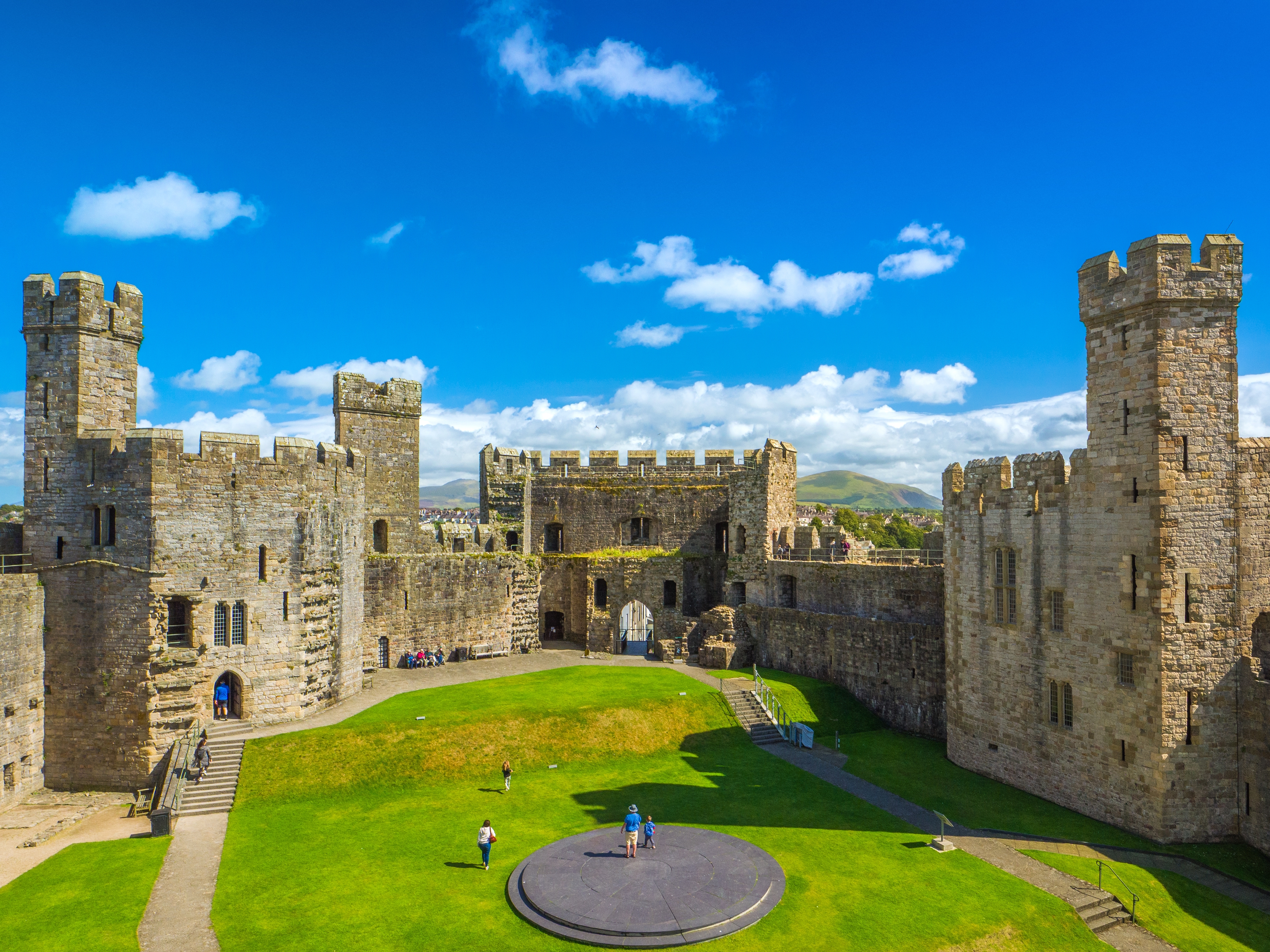 UNESCO verdensarvsslot Caernarfon Castle i det nordlige Wales med stenmurede tårne