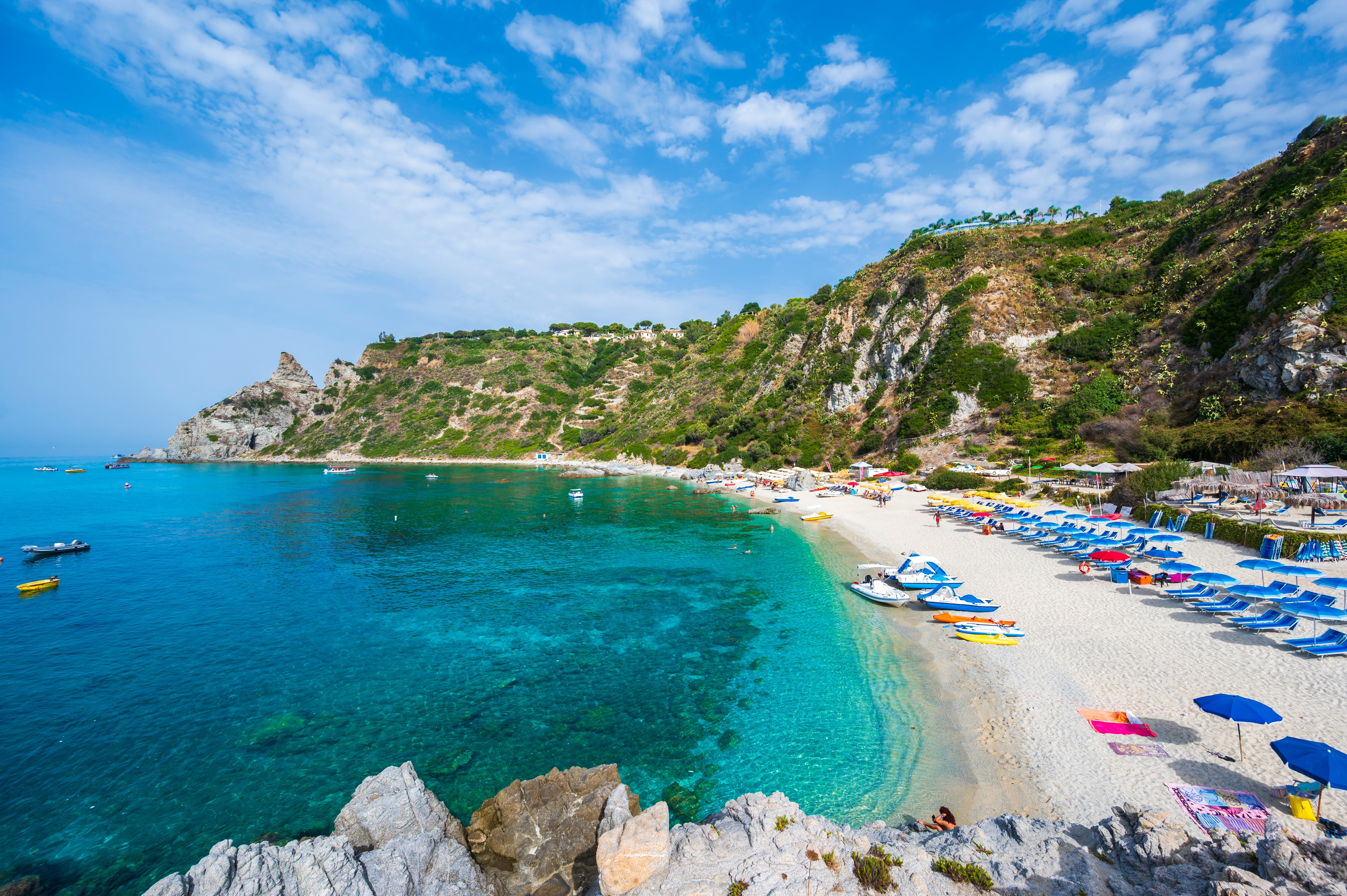 Fantastisk udsigt over Grotticelle Beach ved Capo Vaticano på Costa degli Dei i Calabrien, Italien med turkist klart vand og hvid sandstrand