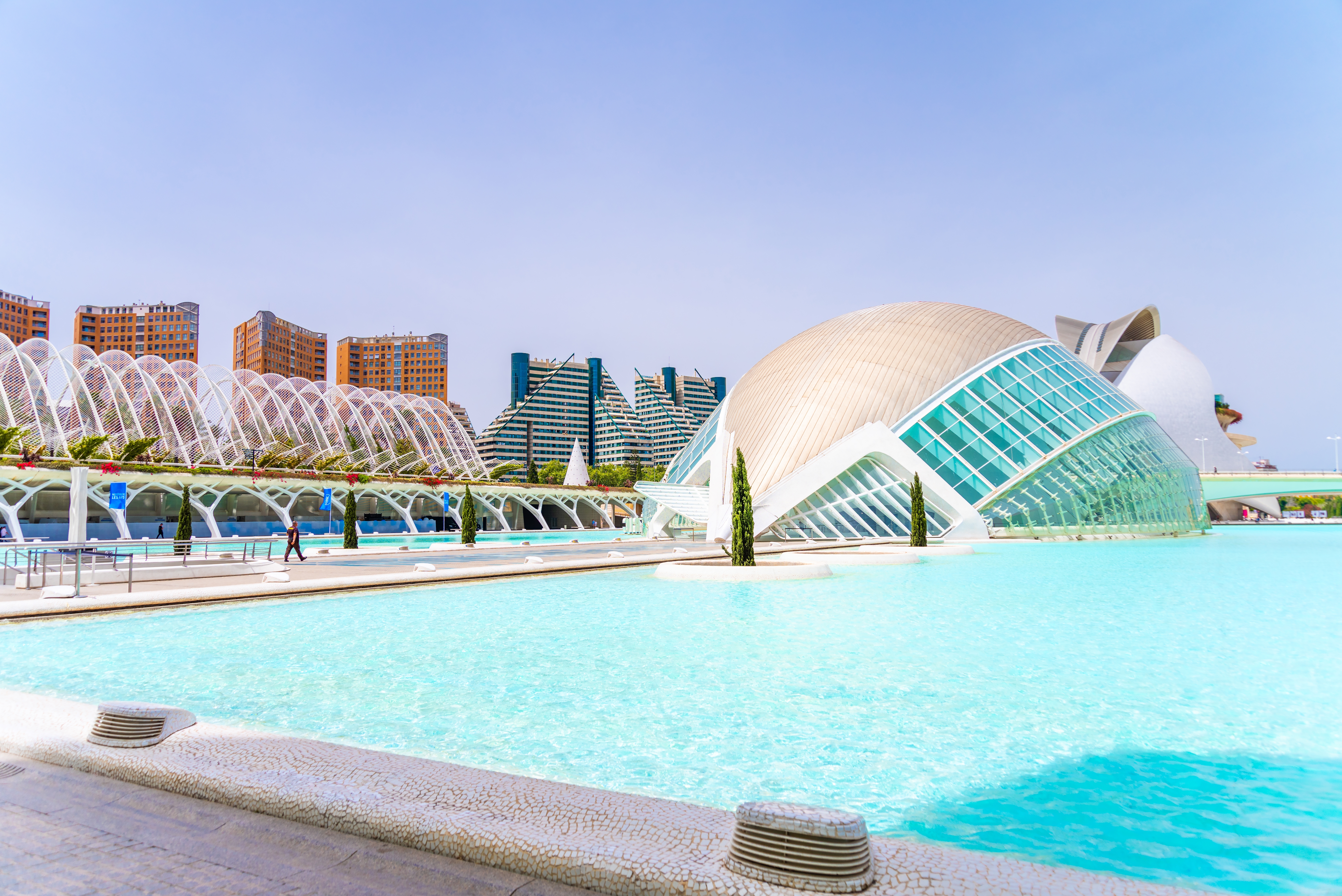 Den ikoniske Ciudad de las Artes y las Ciencias i Valencia, et mesterværk af arkitekten Santiago Calatrava med hvide skulpturelle bygninger og reflekterende vandspejl
