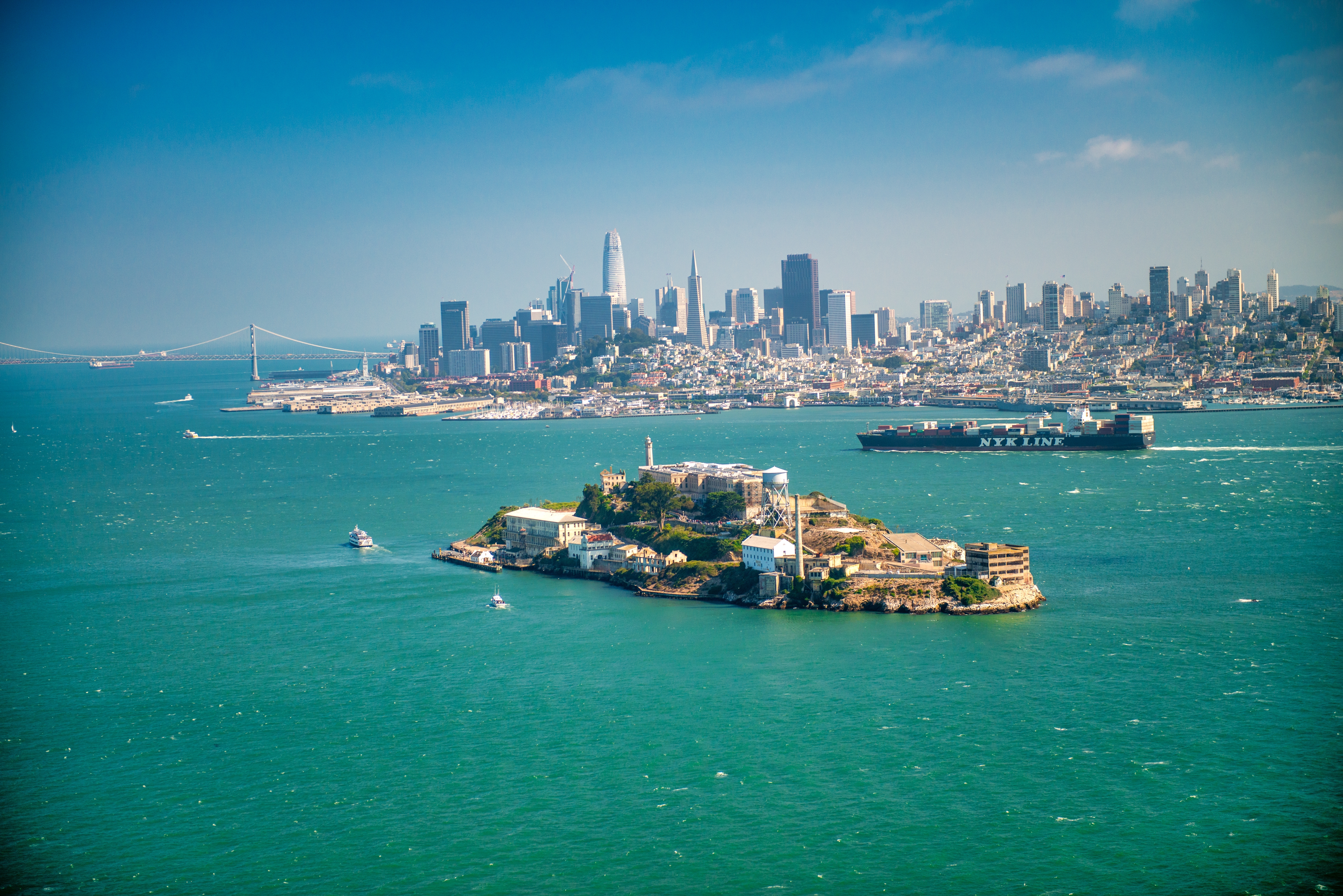 Luftbillede af Alcatraz øen omgivet af San Francisco bugtens blå vande