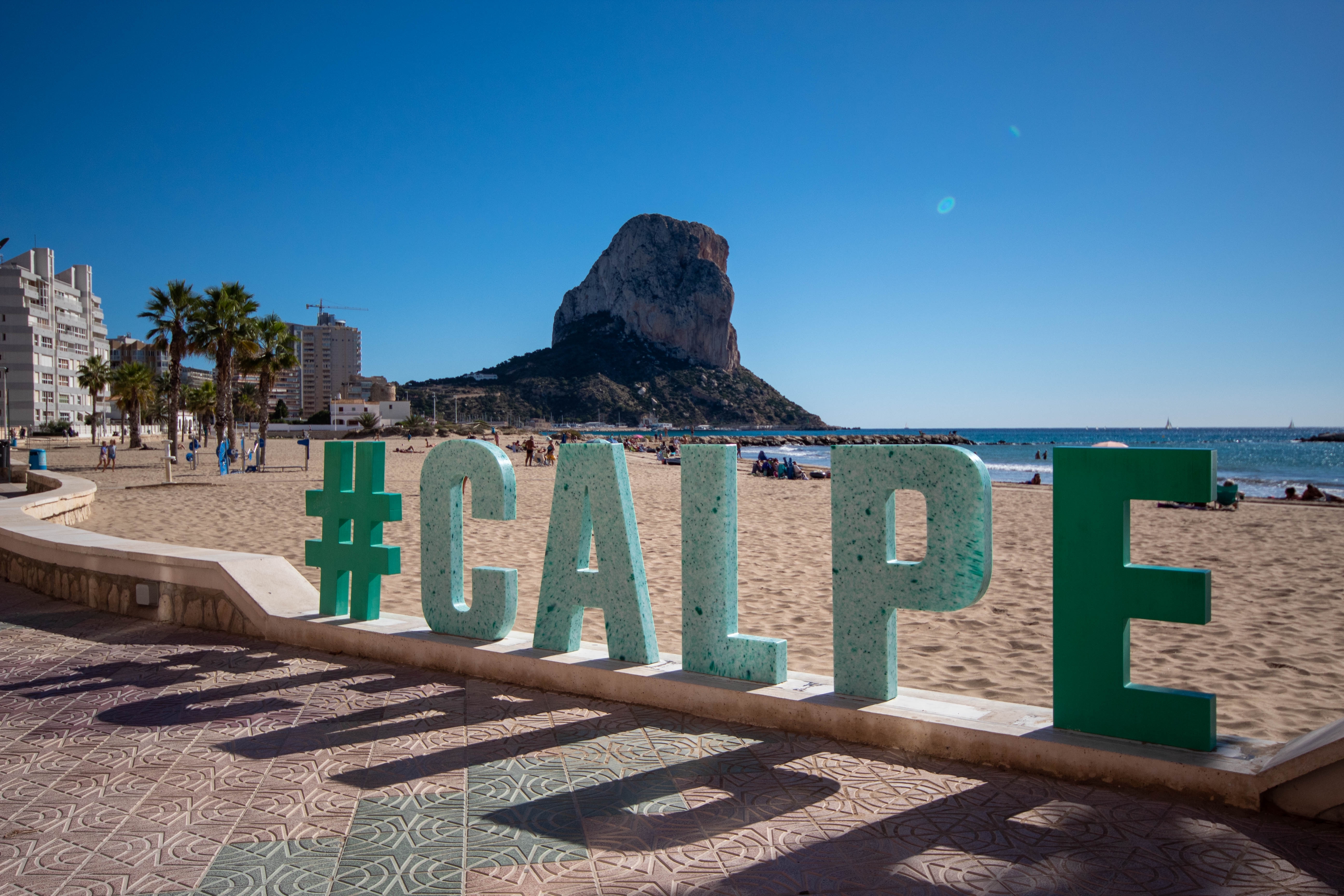 Calpe strand med det berømte Penón de Ifach klippebjerg i Spanien