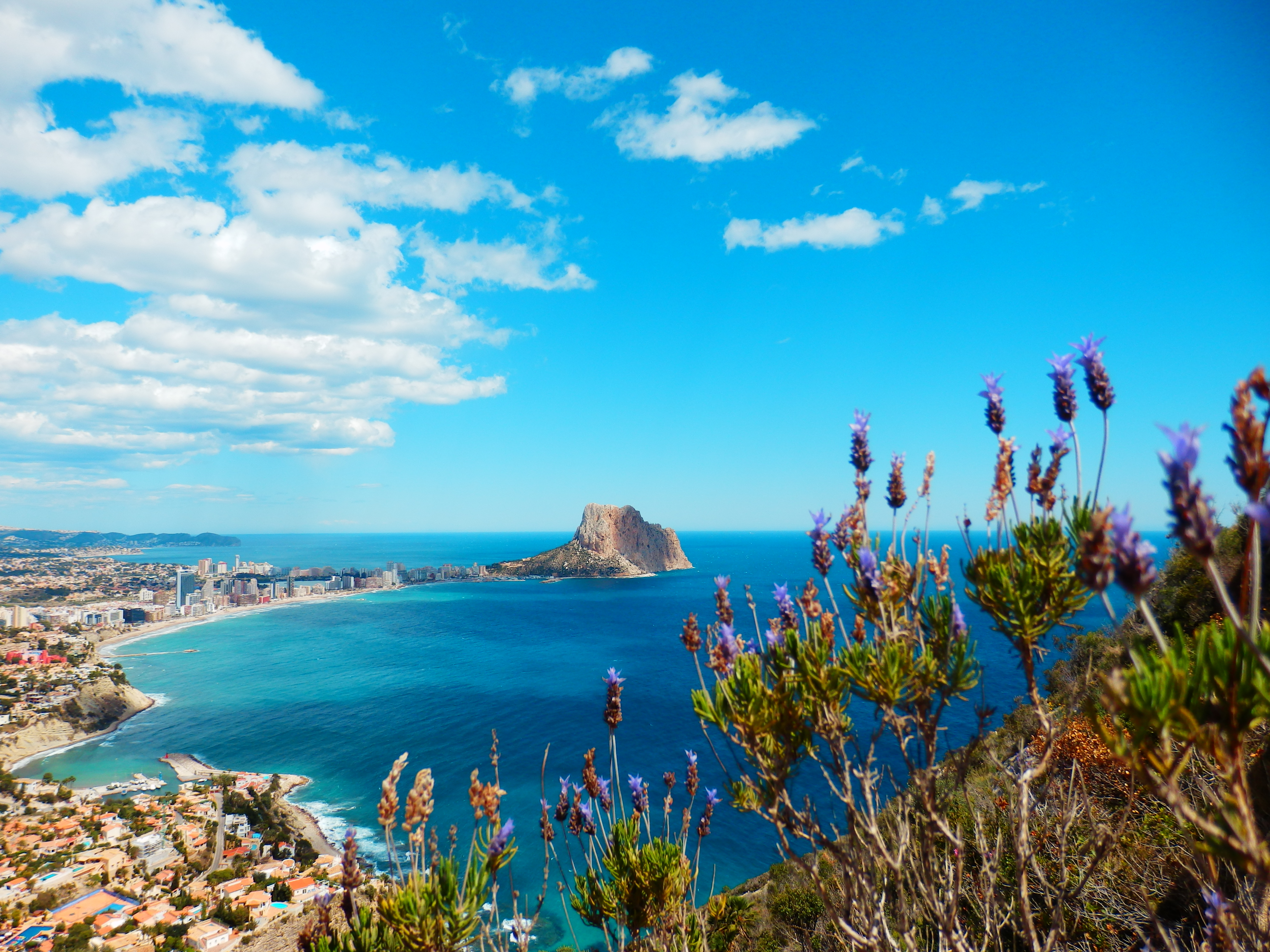 Pragtfuld panoramaudsigt over Calpe strand og det berømte Peñón de Ifach på Costa Blanca
