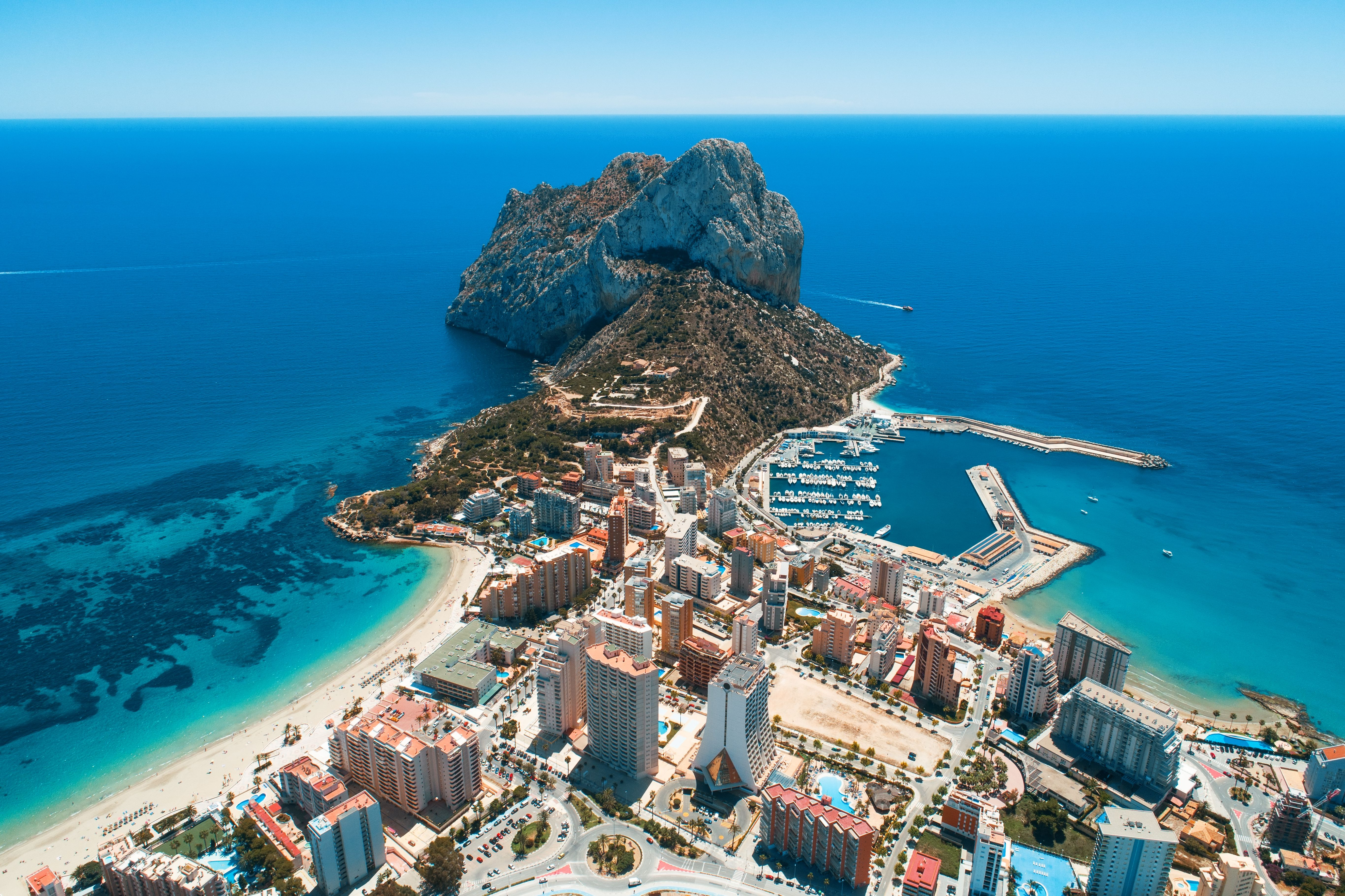Panoramaudsigt over Calpe resort med marina og karakteristiske kalkstensklipper ved Middelhavet