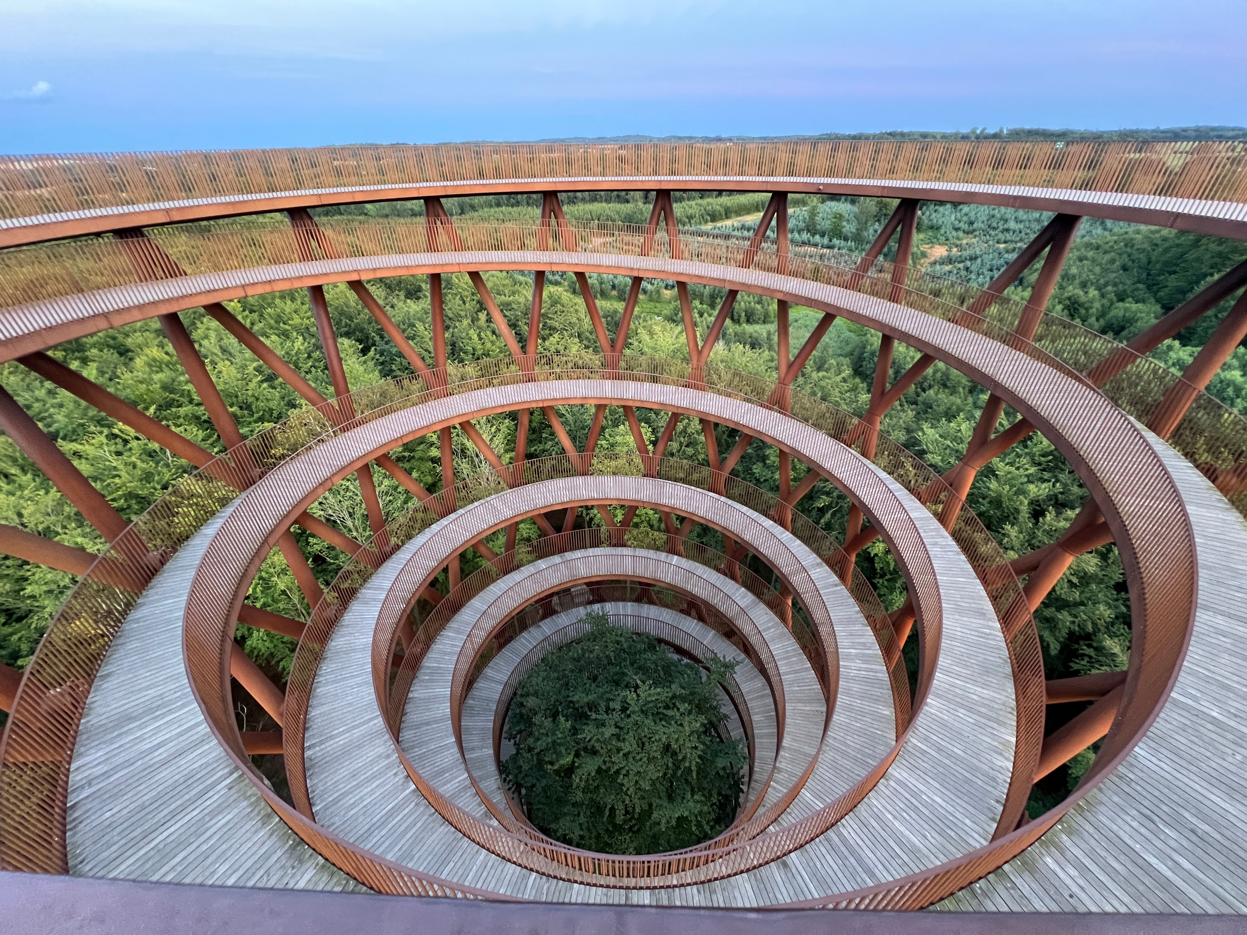 Smukt spiraltårn hos Camp Adventure i Danmark med cirkulær stålkonstruktion og panoramaudsigt over skoven