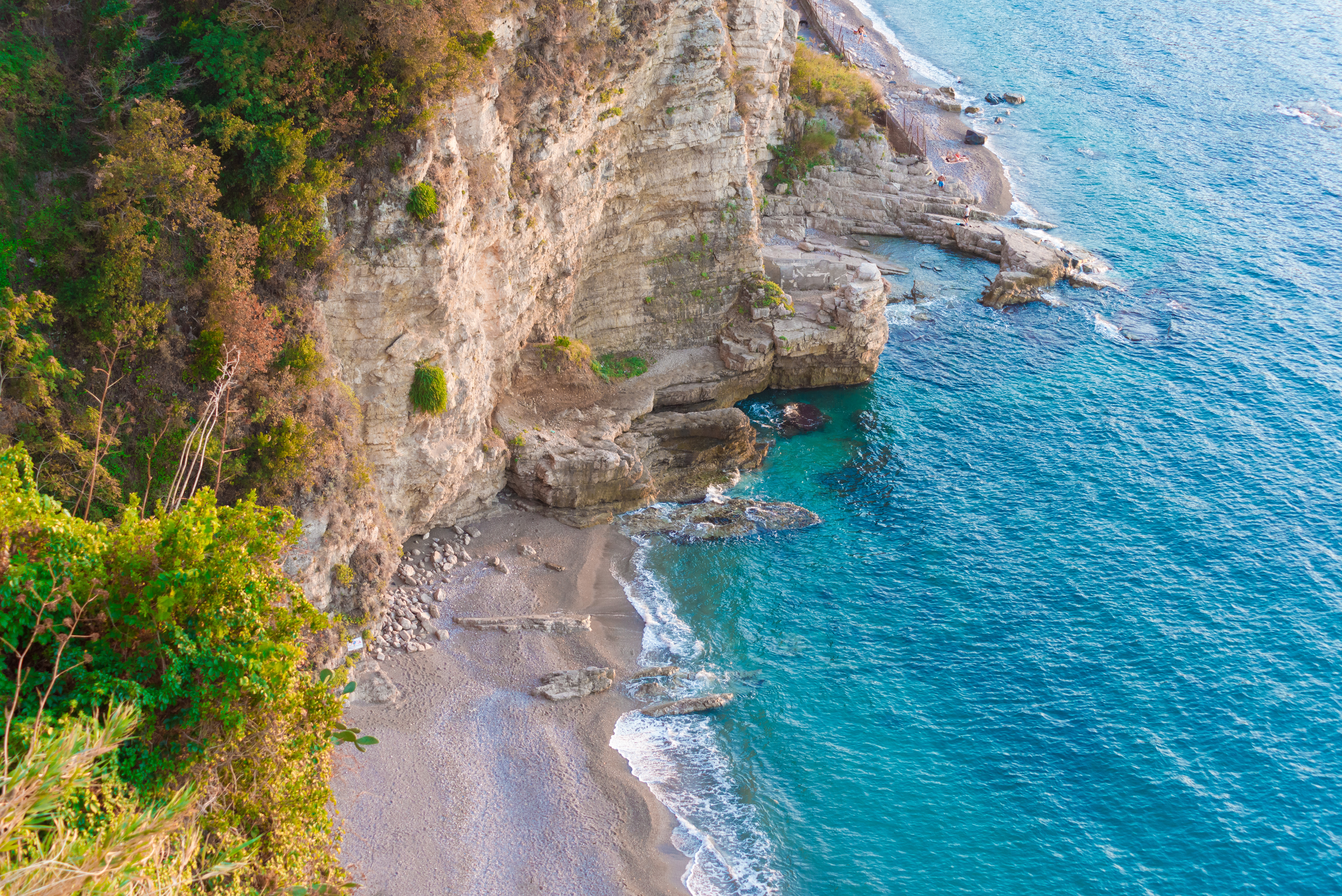 Naturskøn udsigt over dramatiske klippeskrænter og turkisblåt hav langs kysten ved Sorrento i Campania, Italien