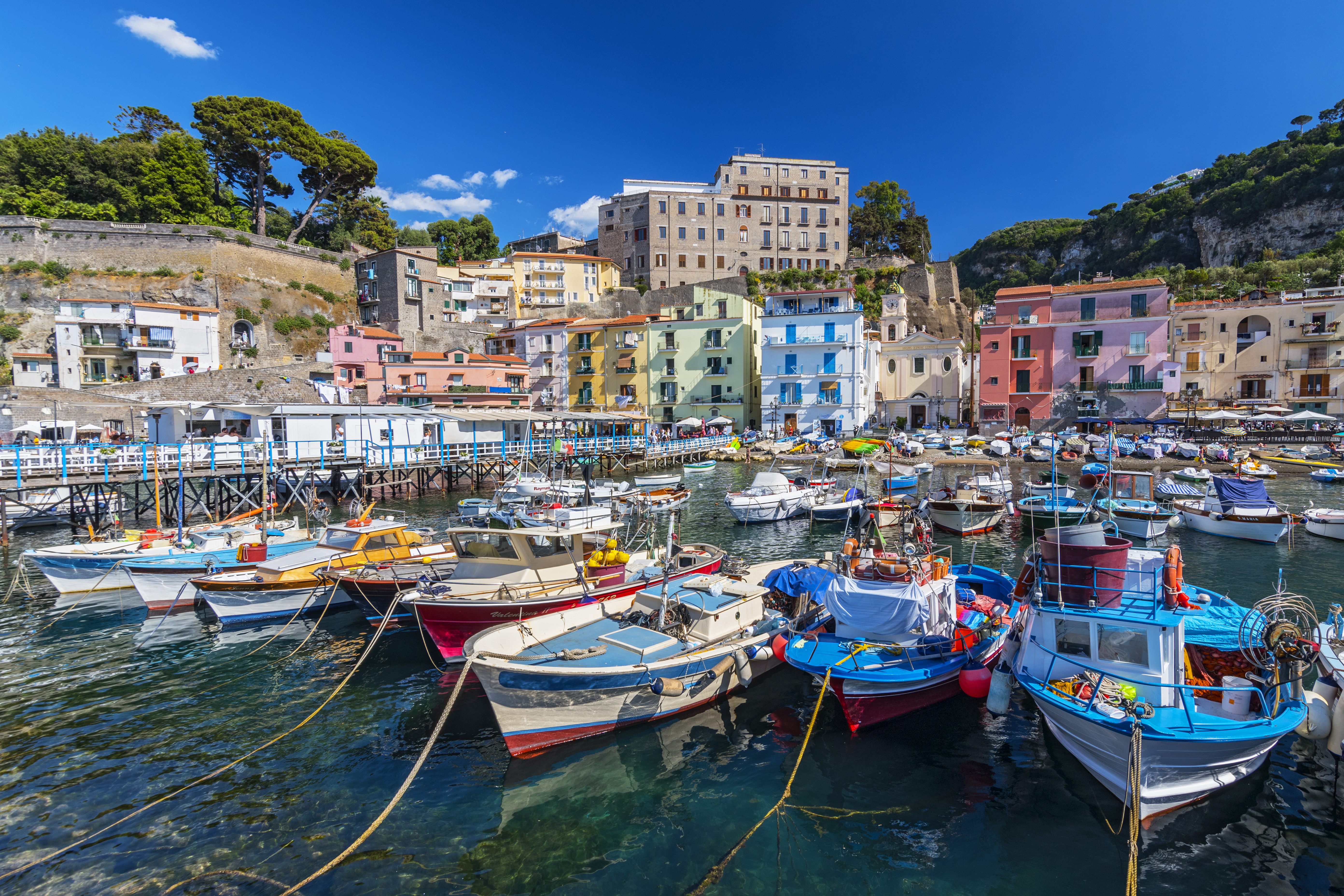 Sorrento havn i Campanien med charmerende farverige huse og både