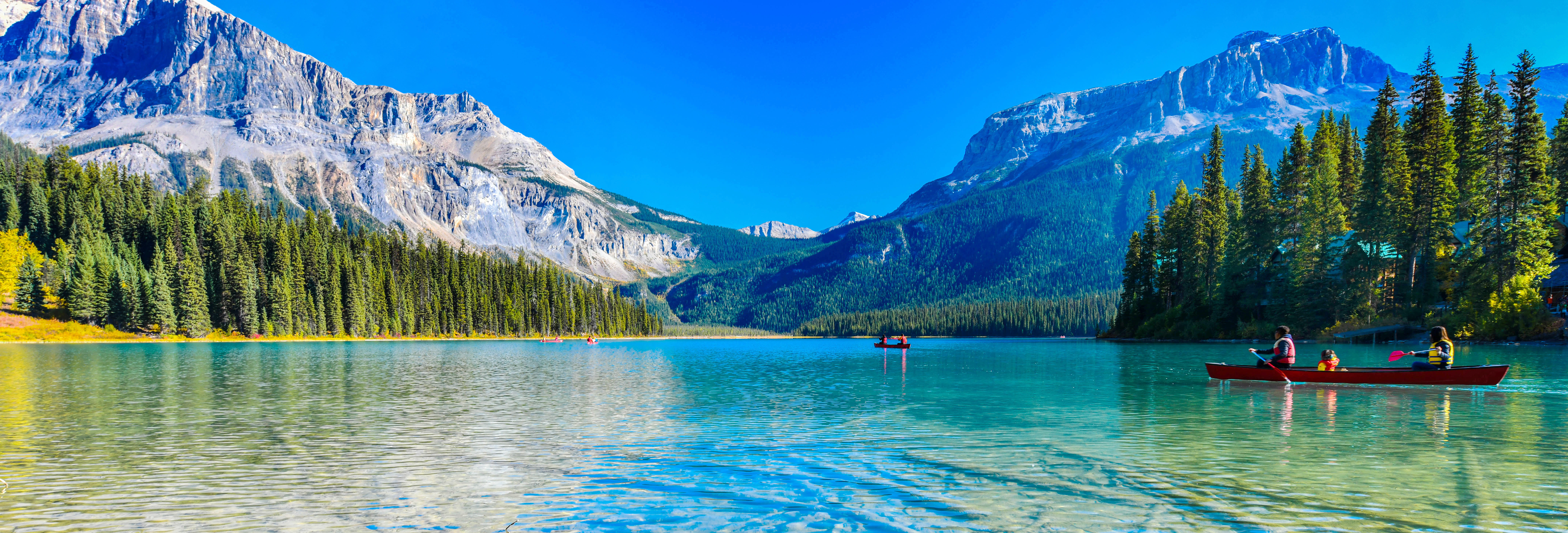 Turkist bjergso med kanoer i Yoho National Park, Canada – en uforglemmelig naturoplevelse i Rocky Mountains