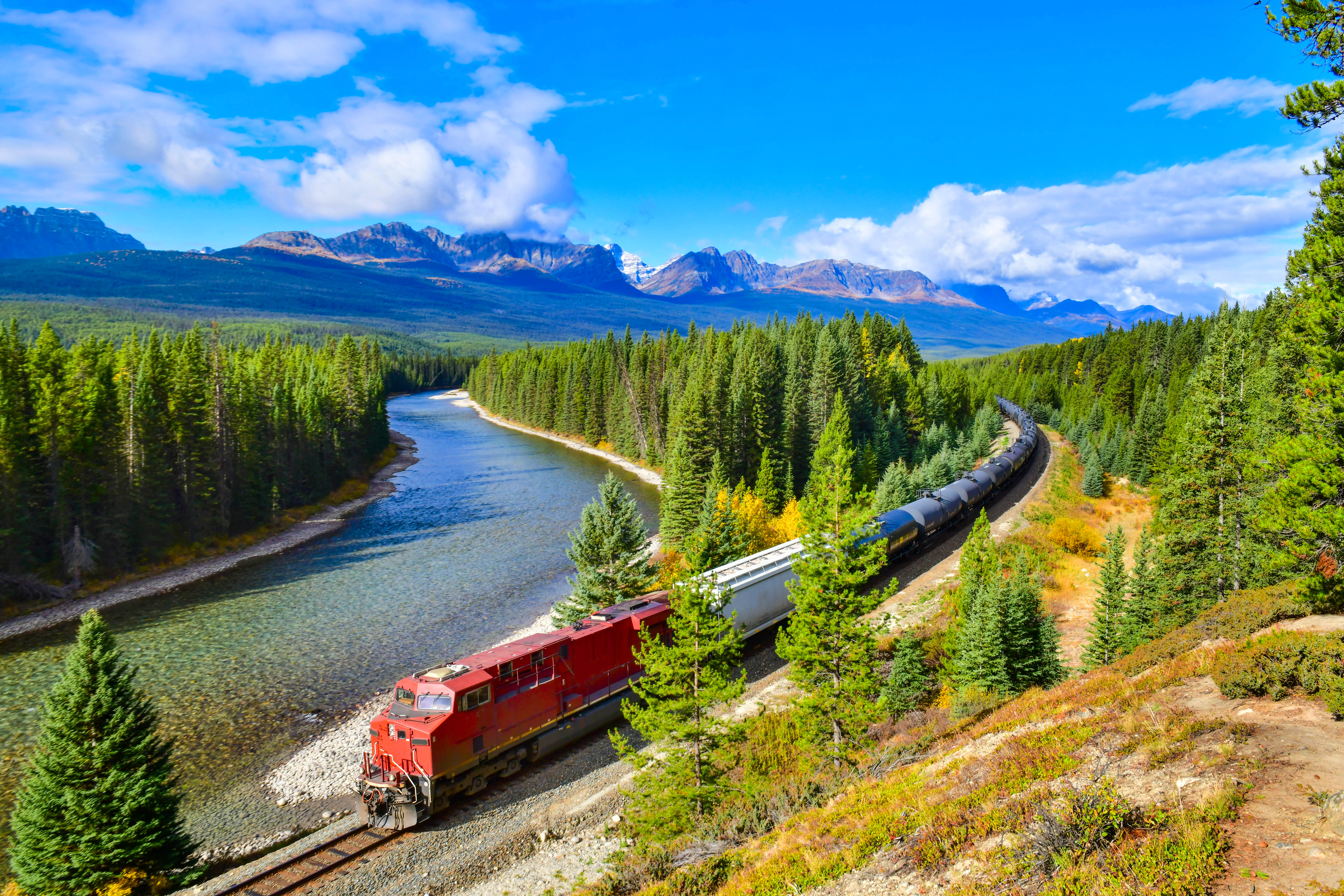 Malerisk togtur med Canadian Pacific Railway gennem efterårslandskab i Rocky Mountains, Banff Nationalpark Alberta