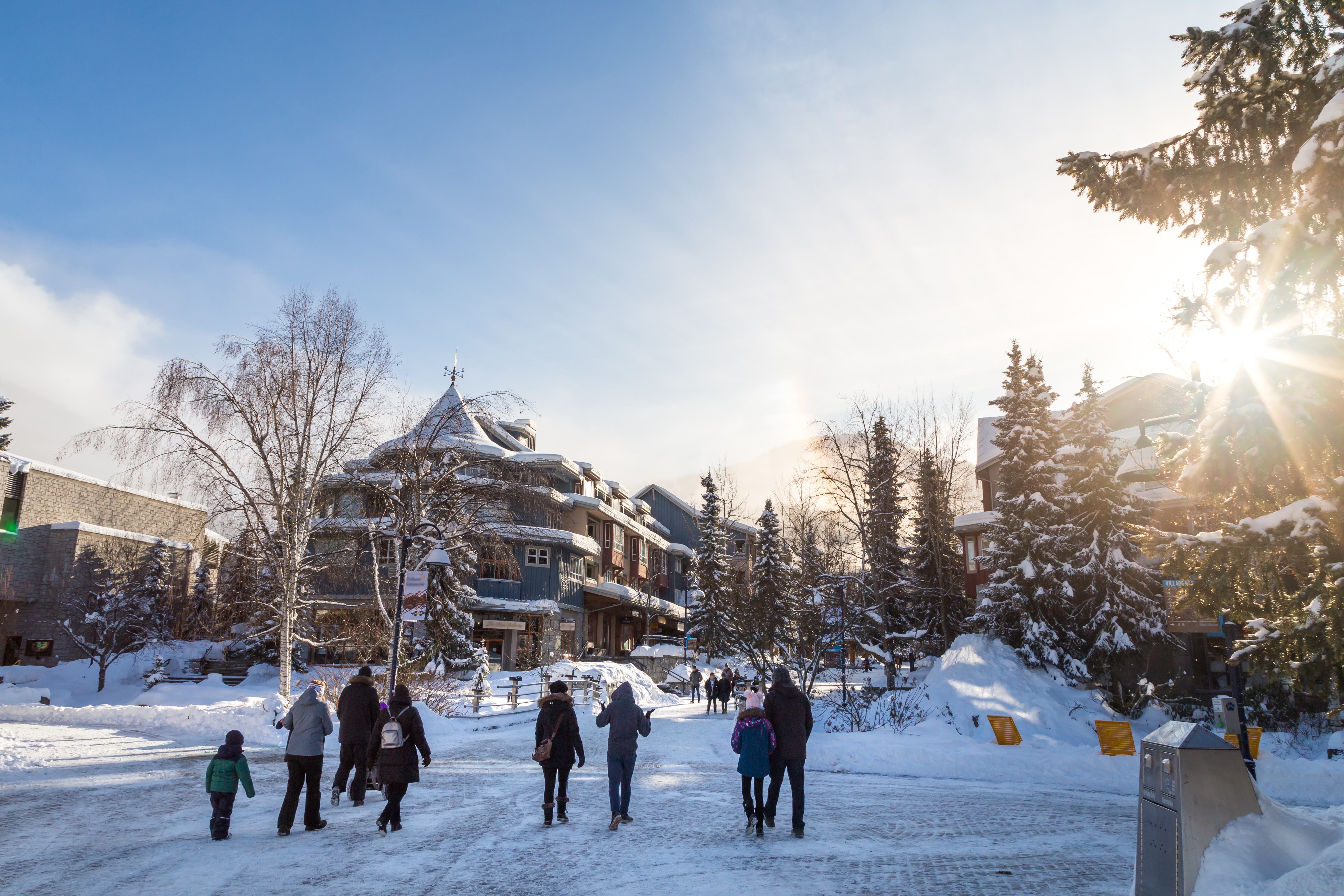 Turistområde i Whistler Canada om vinteren med familier der går gennem snedækkede gader
