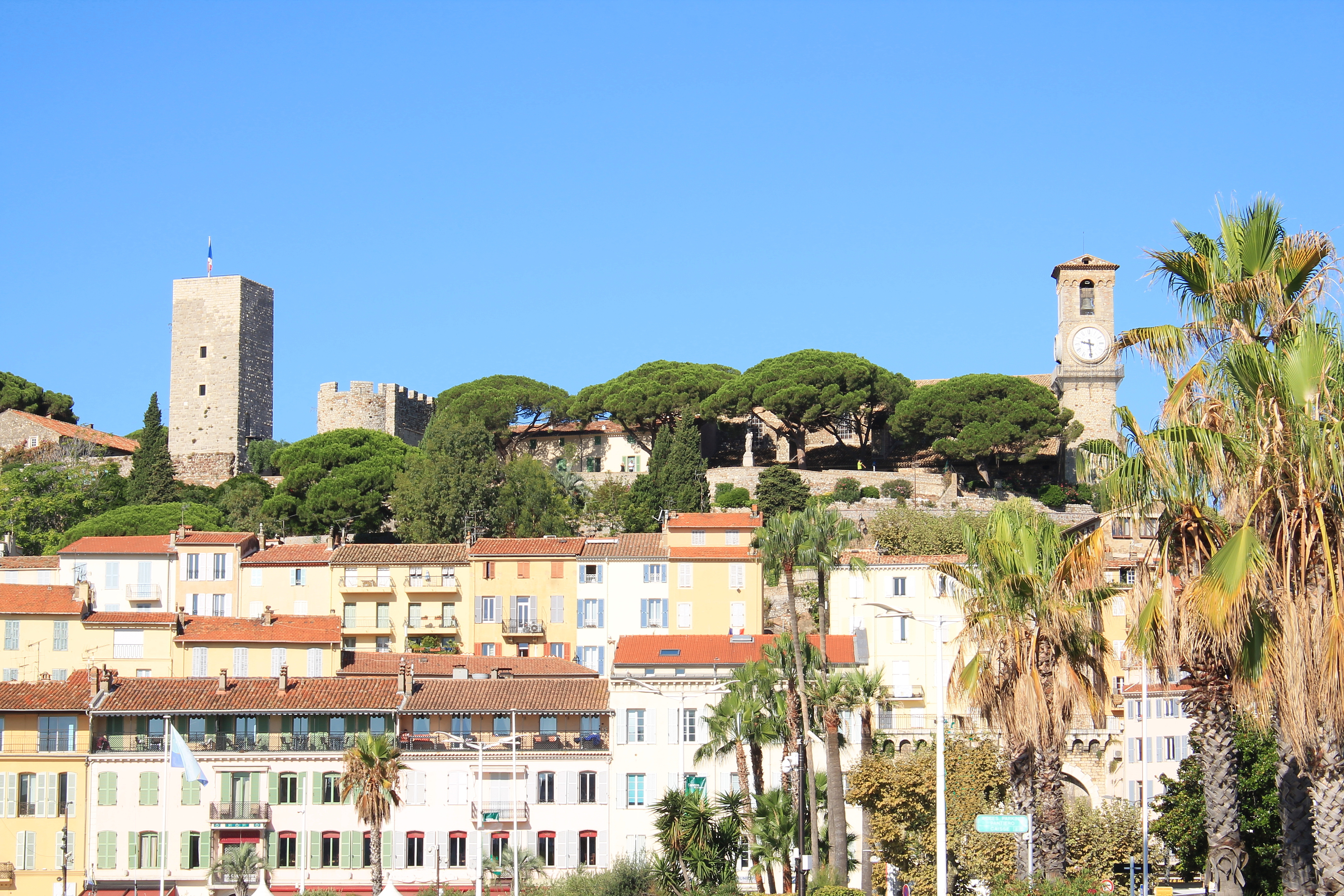 Idyllisk udsigt over Cannes' gamle bydel Le Suquet med middelalderlige tårne og farverige sydfranske bygninger