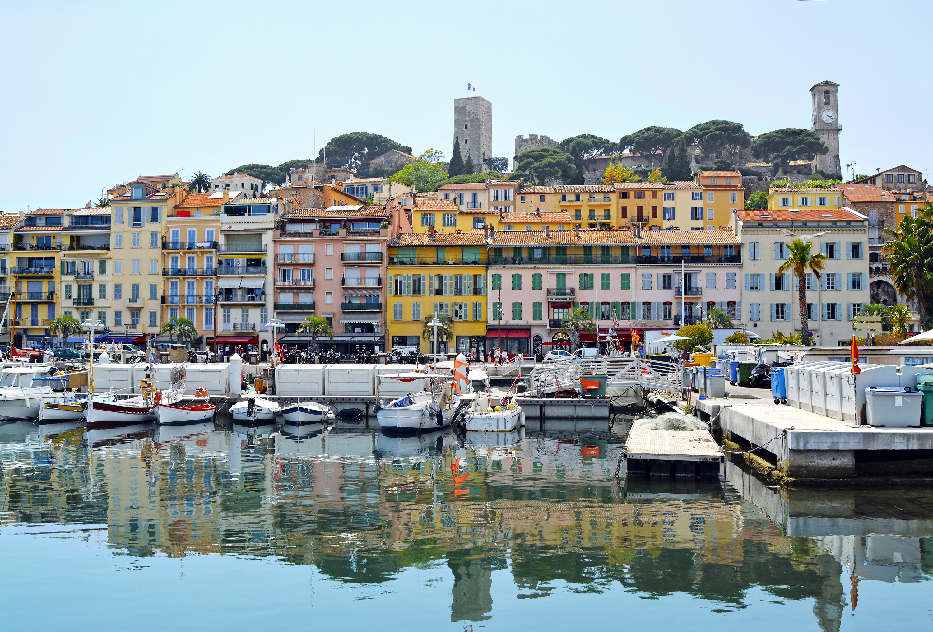 Idyllisk udsigt over Cannes havn med historiske bygninger i varme farver og Le Suquet-tårnet, Frankrig