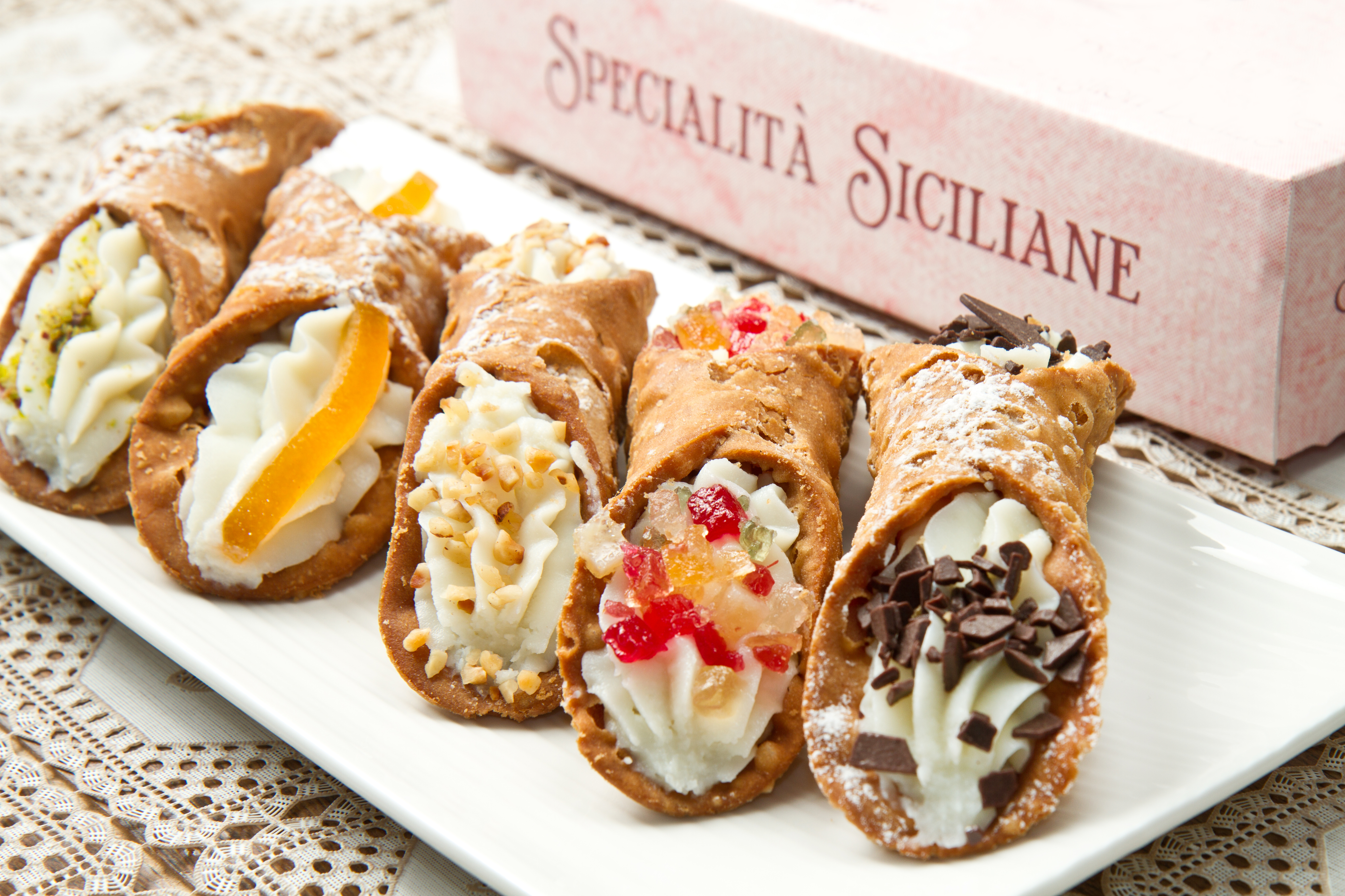 Cannoli Siciliane med traditionel ricottafyld og forskellige toppings fra Sicilien
