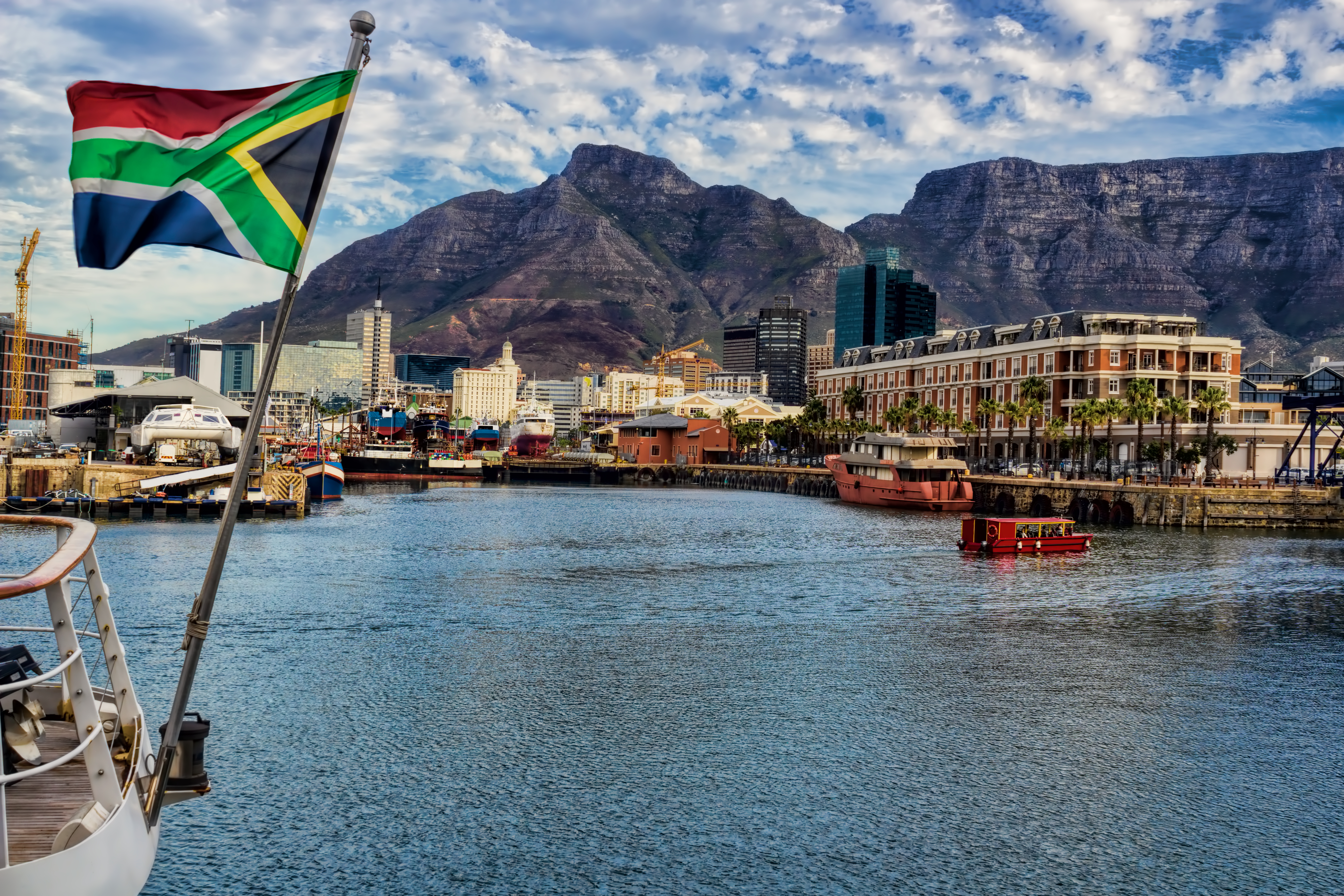 Cape Town harbor med Table Mountain baggrund og sydafrikanske flag