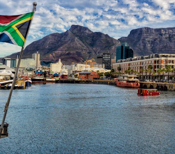 Cape Town harbor med Table Mountain baggrund og sydafrikanske flag