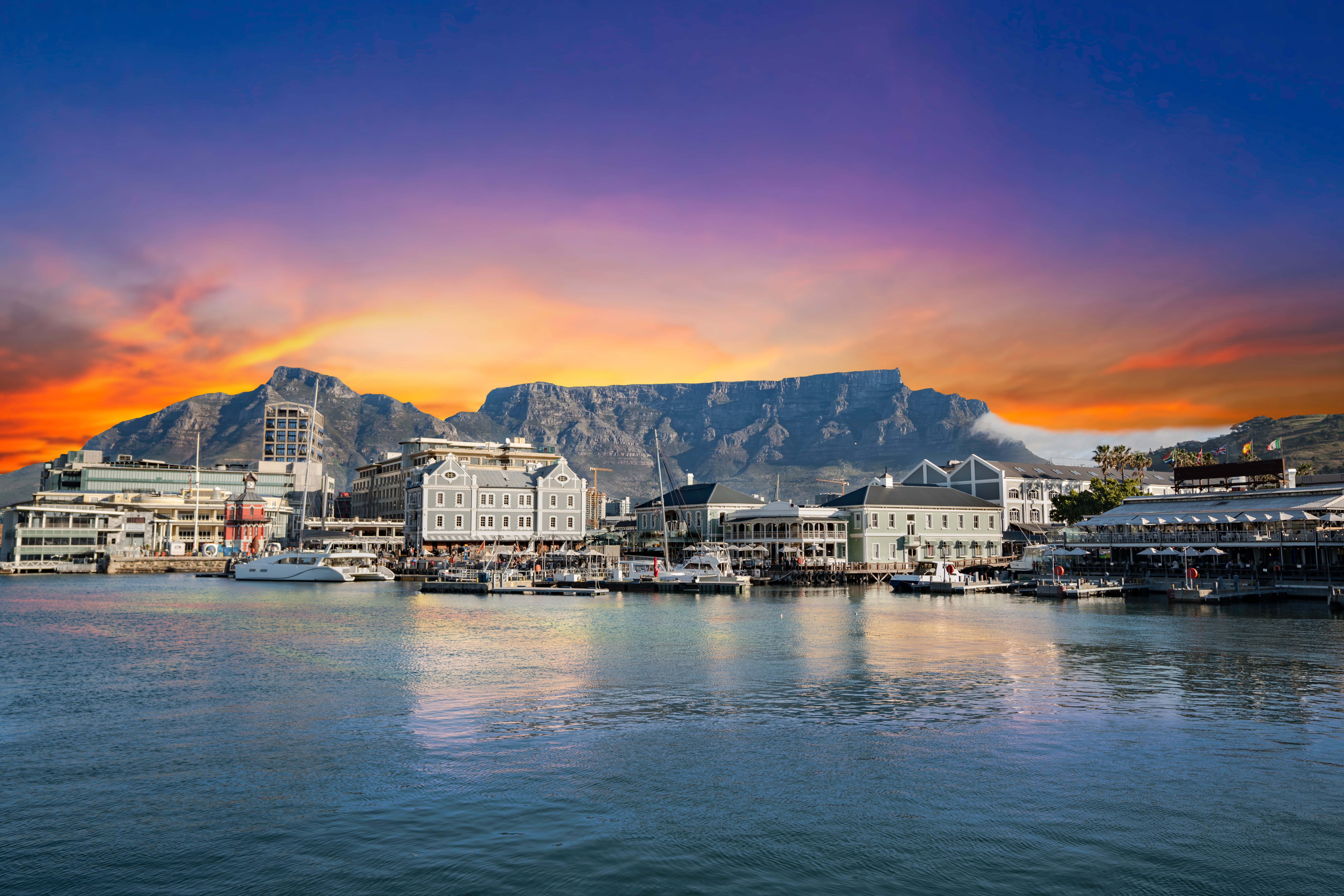Cape Town havn og Table Mountain ved solnedgang med smukke refleksioner i vandet
