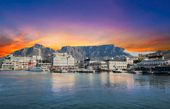 Cape Town havn og Table Mountain ved solnedgang med smukke refleksioner i vandet