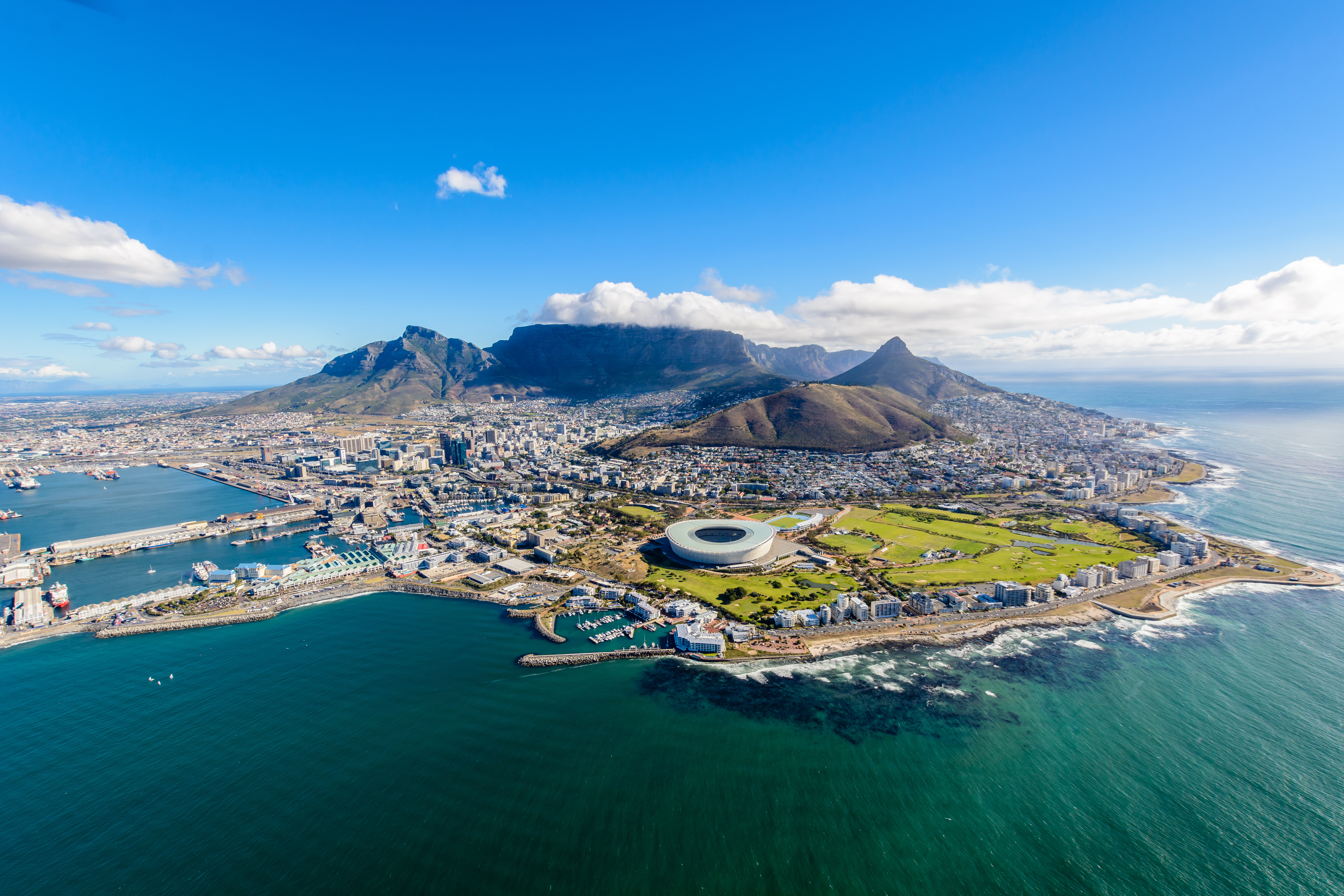 Smukt luftfoto af Cape Town med udsigt over Table Mountain, Cape Town Stadium og byens havneområde