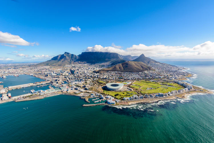 Smukt luftfoto af Cape Town med udsigt over Table Mountain, Cape Town Stadium og byens havneområde