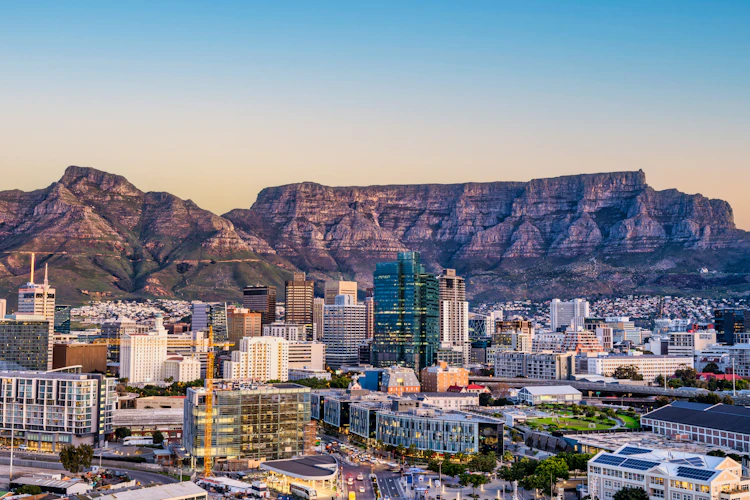 Moderne Cape Town skyline med bjergkæde i baggrunden ved solnedgang