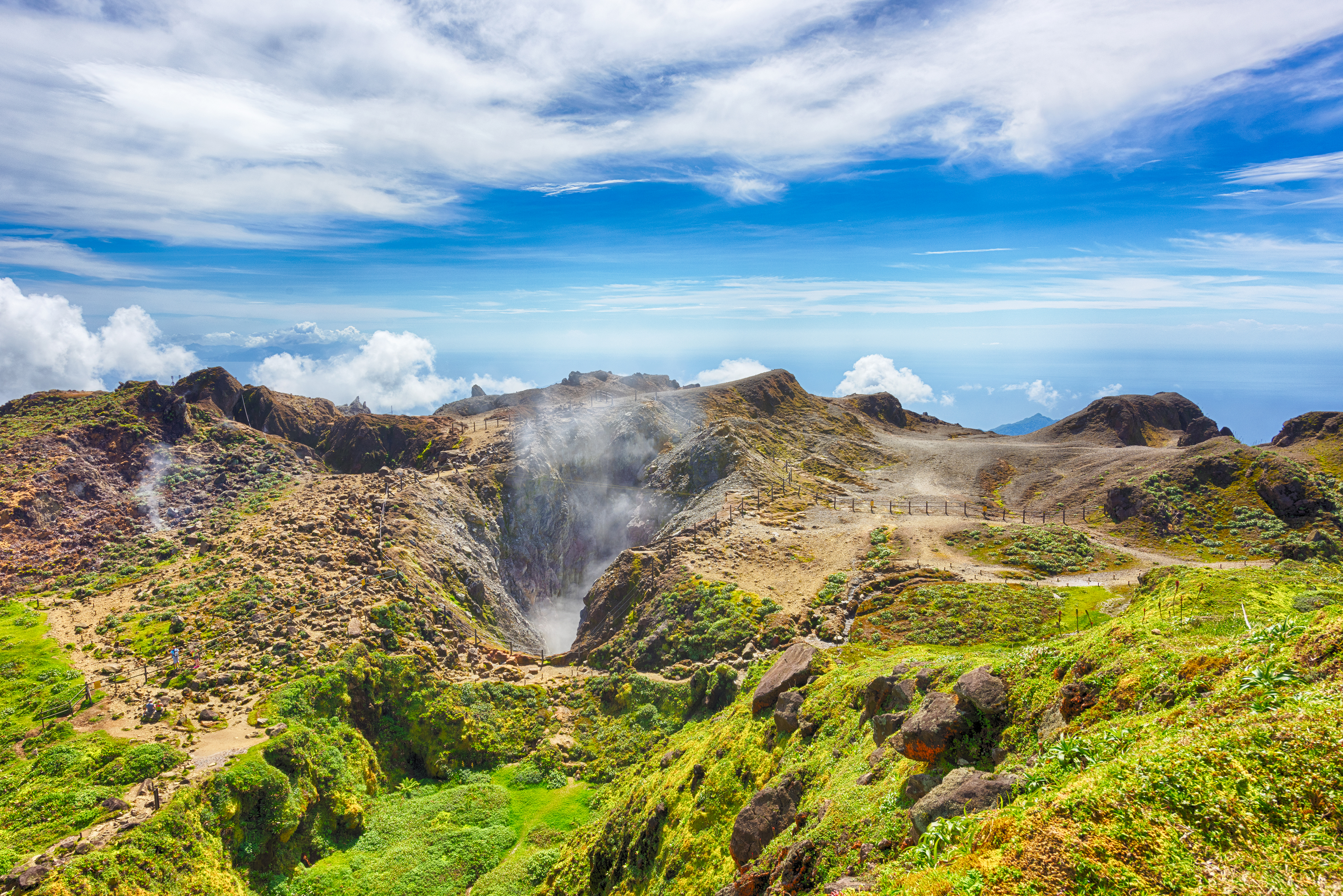 Fantastisk panoramaudsigt over Soufrière vulkankrater med vulkansk aktivitet på Guadeloupe