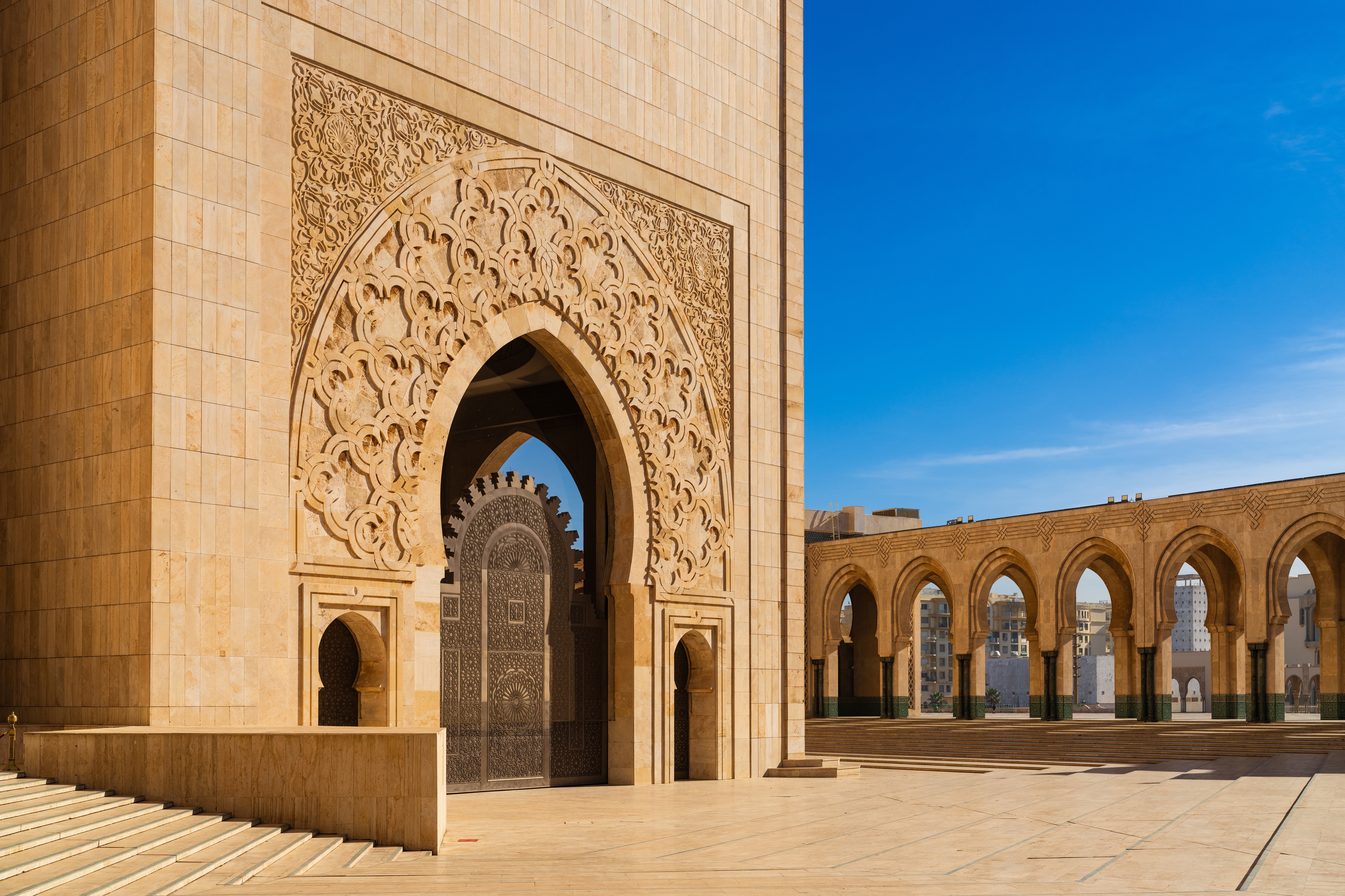 Hassan II Moskeen i Casablanca med fantastisk islamisk arkitektur og ornamenterede buer
