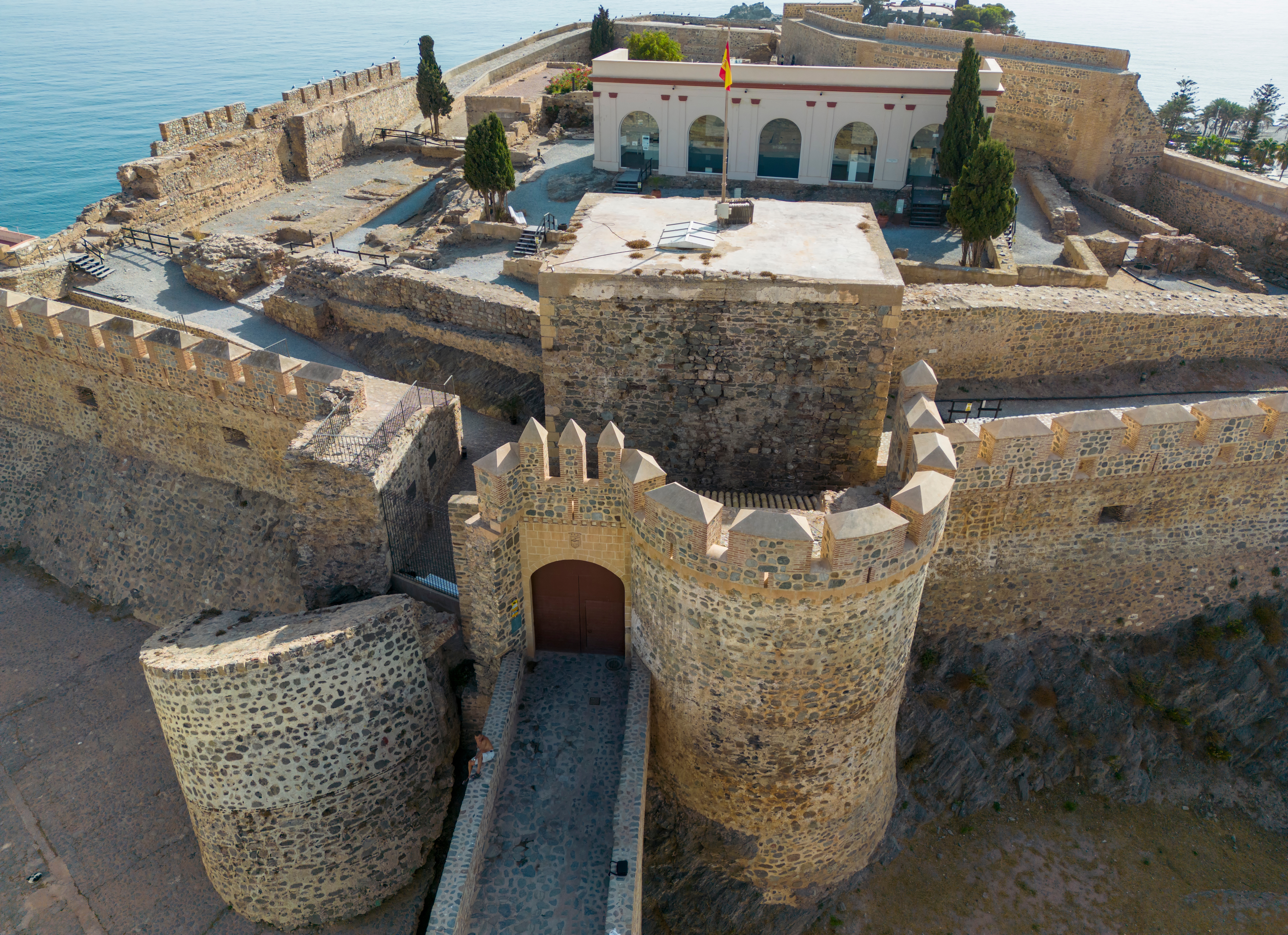 Antik maurisk fæstning Castillo de San Miguel i Almuñécar, Granada med udsigt over det blå Middelhav